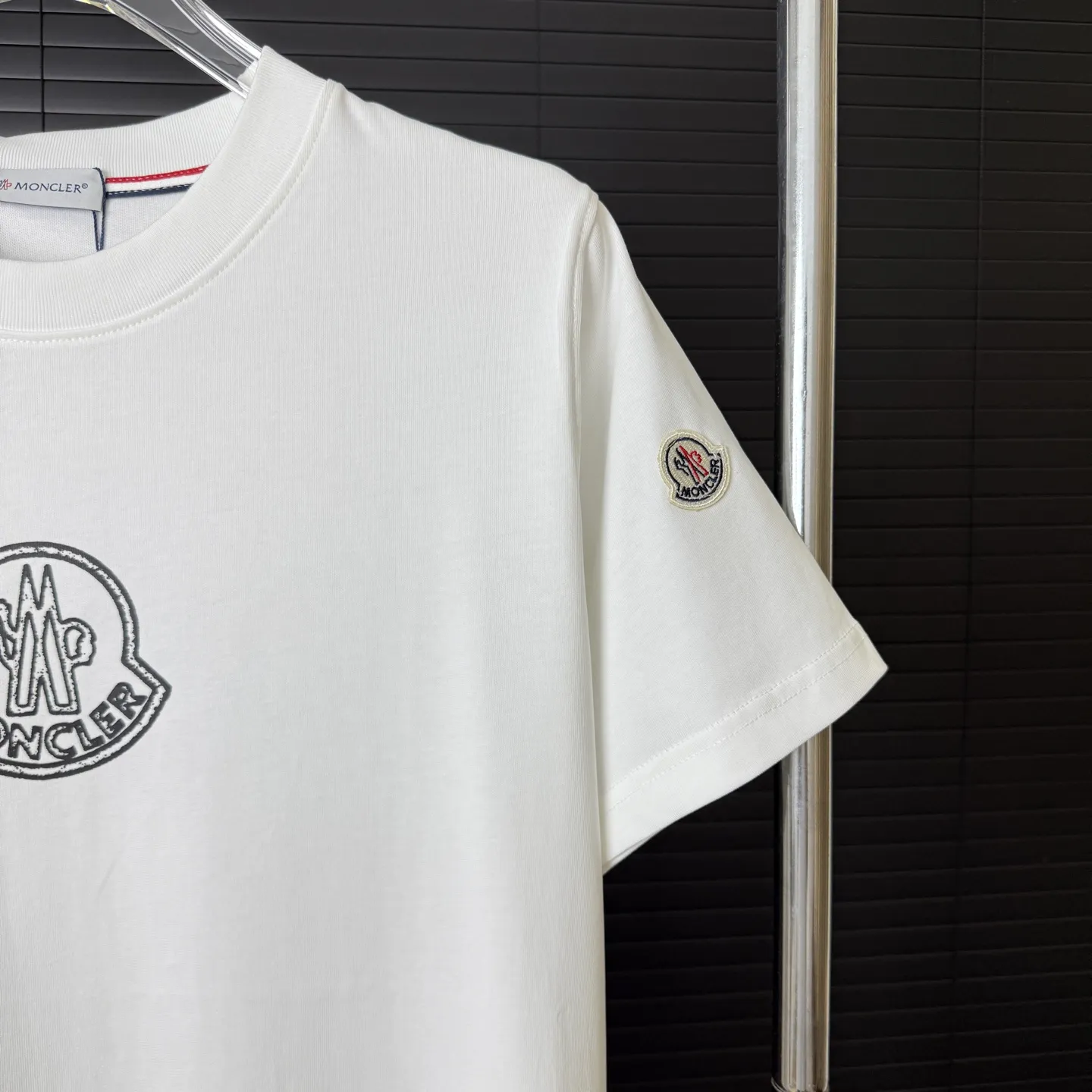 P170 A244 (Long-term replenishment, arrival the next day) MONCLER/Masklet badge letter LOGO round neck short-sleeved T-shirt exclusive first launch high-definition The fabric is made of 300 grams of heavyweight pure cotton, customized with 32 double-strand threads, and has two treatments for ready-to-wear. The fabric is comfortable and skin-friendly. Custom-dyed fabrics with high textile density, good drape, not easy to deform and shrink. The thick texture and tight spinning process will not affect the breathability of the fabric. The color saturation is very high. Imported Tajima embroidery technology, the version has a good upper body effect, a versatile and good-looking short sleeve, the loose version covers the flesh and looks slim. Size: S~XL Color: white black