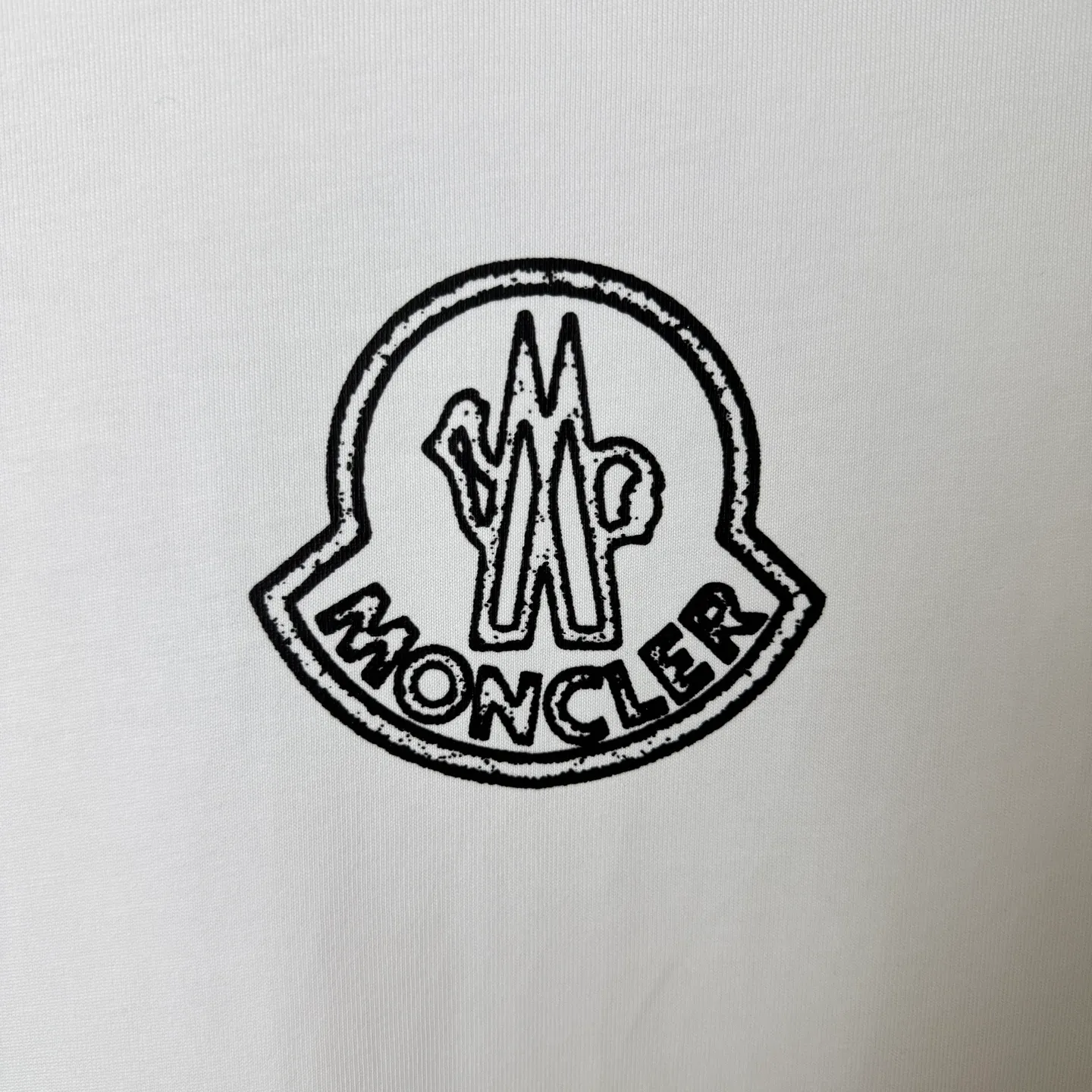 P170 A244 (Long-term replenishment, arrival the next day) MONCLER/Masklet badge letter LOGO round neck short-sleeved T-shirt exclusive first launch high-definition The fabric is made of 300 grams of heavyweight pure cotton, customized with 32 double-strand threads, and has two treatments for ready-to-wear. The fabric is comfortable and skin-friendly. Custom-dyed fabrics with high textile density, good drape, not easy to deform and shrink. The thick texture and tight spinning process will not affect the breathability of the fabric. The color saturation is very high. Imported Tajima embroidery technology, the version has a good upper body effect, a versatile and good-looking short sleeve, the loose version covers the flesh and looks slim. Size: S~XL Color: white black