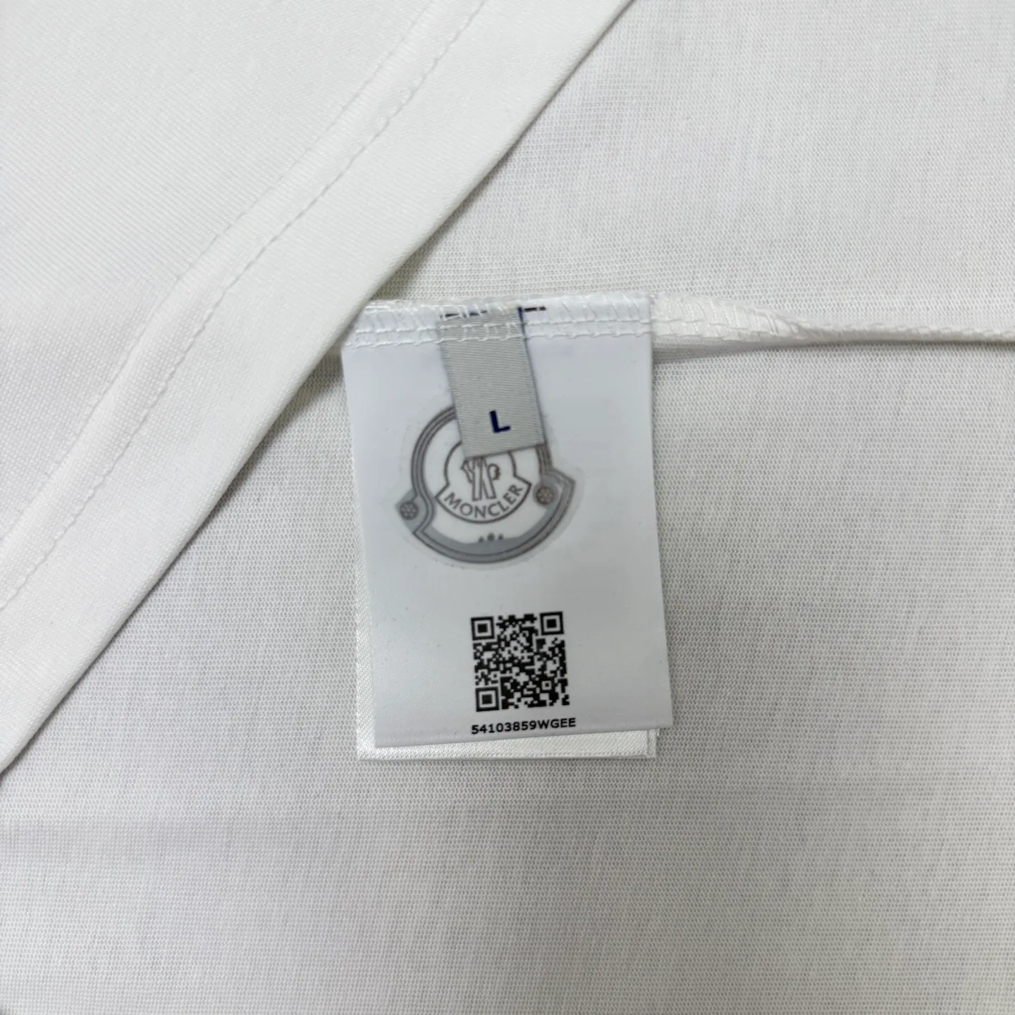 P170 A244 (Long-term replenishment, arrival the next day) MONCLER/Masklet badge letter LOGO round neck short-sleeved T-shirt exclusive first launch high-definition The fabric is made of 300 grams of heavyweight pure cotton, customized with 32 double-strand threads, and has two treatments for ready-to-wear. The fabric is comfortable and skin-friendly. Custom-dyed fabrics with high textile density, good drape, not easy to deform and shrink. The thick texture and tight spinning process will not affect the breathability of the fabric. The color saturation is very high. Imported Tajima embroidery technology, the version has a good upper body effect, a versatile and good-looking short sleeve, the loose version covers the flesh and looks slim. Size: S~XL Color: white black