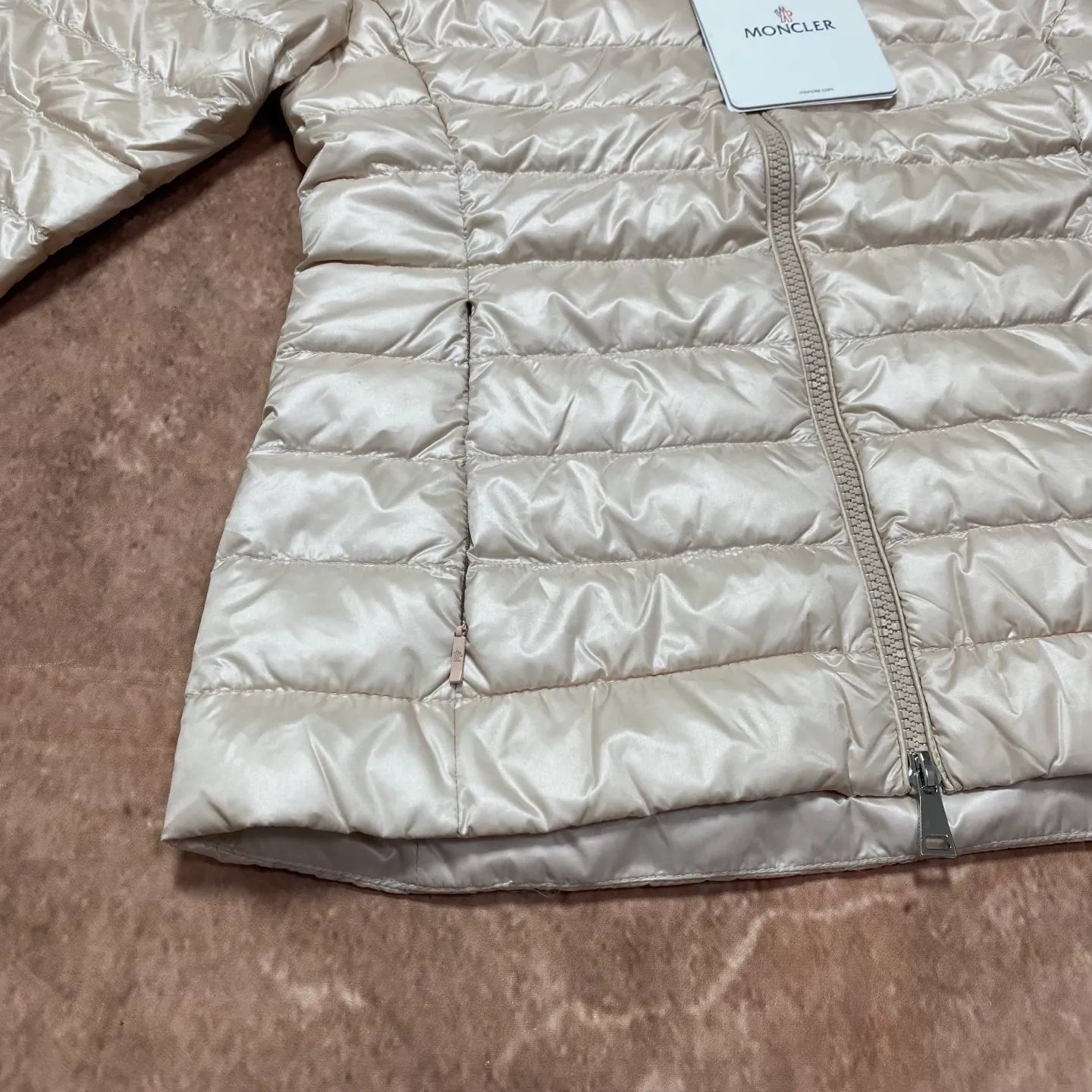 P680 women's Moncler 25 new lgelle lightweight stand-up collar short down jacket, with classic quilting design to outline a slim silhouette. The stand-up collar details enhance the temperament, while being light and warm. Wear it as a layer during spring or winter, and you can easily weather the changing weather in one piece. Choose from three colors to suit your style: low-key black, pure white, and gentle nude—three high-end tones, suitable for different occasions and styles. The short cut lengthens the proportion, and even a small person can wear it with long legs! The choice of quality: duck down filling, which has both fluffiness and warmth, is light and weightless. The details show ingenuity and craftsmanship. Color: black, pink and white. Size: 1 2 3 4