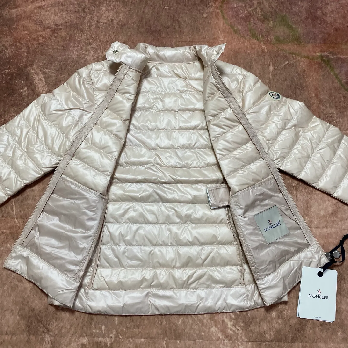 P680 women's Moncler 25 new lgelle lightweight stand-up collar short down jacket, with classic quilting design to outline a slim silhouette. The stand-up collar details enhance the temperament, while being light and warm. Wear it as a layer during spring or winter, and you can easily weather the changing weather in one piece. Choose from three colors to suit your style: low-key black, pure white, and gentle nude—three high-end tones, suitable for different occasions and styles. The short cut lengthens the proportion, and even a small person can wear it with long legs! The choice of quality: duck down filling, which has both fluffiness and warmth, is light and weightless. The details show ingenuity and craftsmanship. Color: black, pink and white. Size: 1 2 3 4