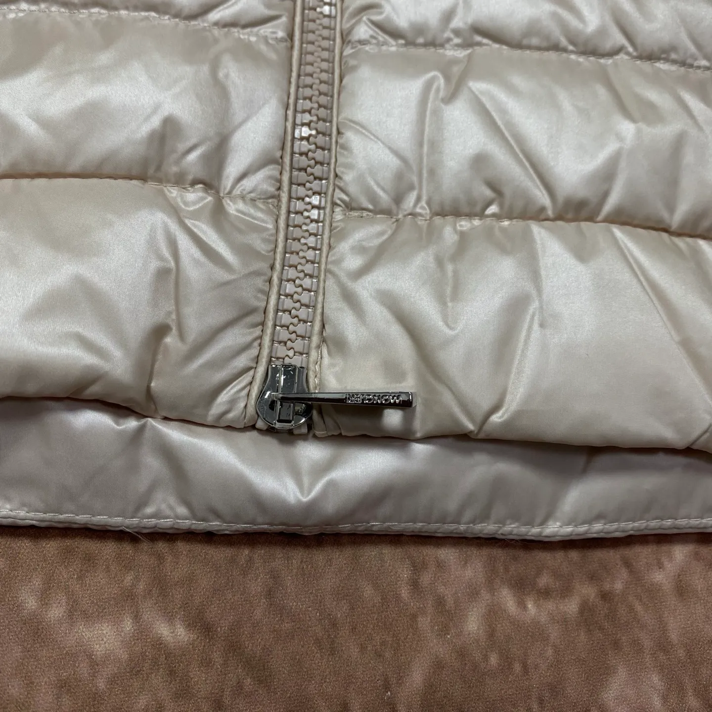 P680 women's Moncler 25 new lgelle lightweight stand-up collar short down jacket, with classic quilting design to outline a slim silhouette. The stand-up collar details enhance the temperament, while being light and warm. Wear it as a layer during spring or winter, and you can easily weather the changing weather in one piece. Choose from three colors to suit your style: low-key black, pure white, and gentle nude—three high-end tones, suitable for different occasions and styles. The short cut lengthens the proportion, and even a small person can wear it with long legs! The choice of quality: duck down filling, which has both fluffiness and warmth, is light and weightless. The details show ingenuity and craftsmanship. Color: black, pink and white. Size: 1 2 3 4