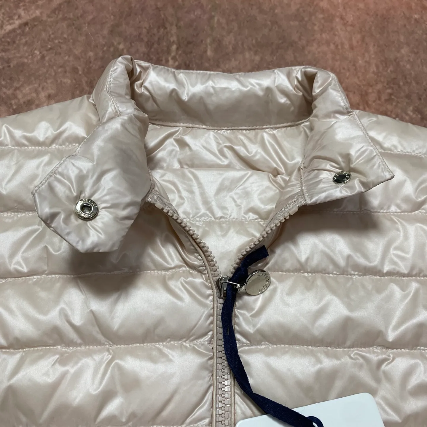 P680 women's Moncler 25 new lgelle lightweight stand-up collar short down jacket, with classic quilting design to outline a slim silhouette. The stand-up collar details enhance the temperament, while being light and warm. Wear it as a layer during spring or winter, and you can easily weather the changing weather in one piece. Choose from three colors to suit your style: low-key black, pure white, and gentle nude—three high-end tones, suitable for different occasions and styles. The short cut lengthens the proportion, and even a small person can wear it with long legs! The choice of quality: duck down filling, which has both fluffiness and warmth, is light and weightless. The details show ingenuity and craftsmanship. Color: black, pink and white. Size: 1 2 3 4