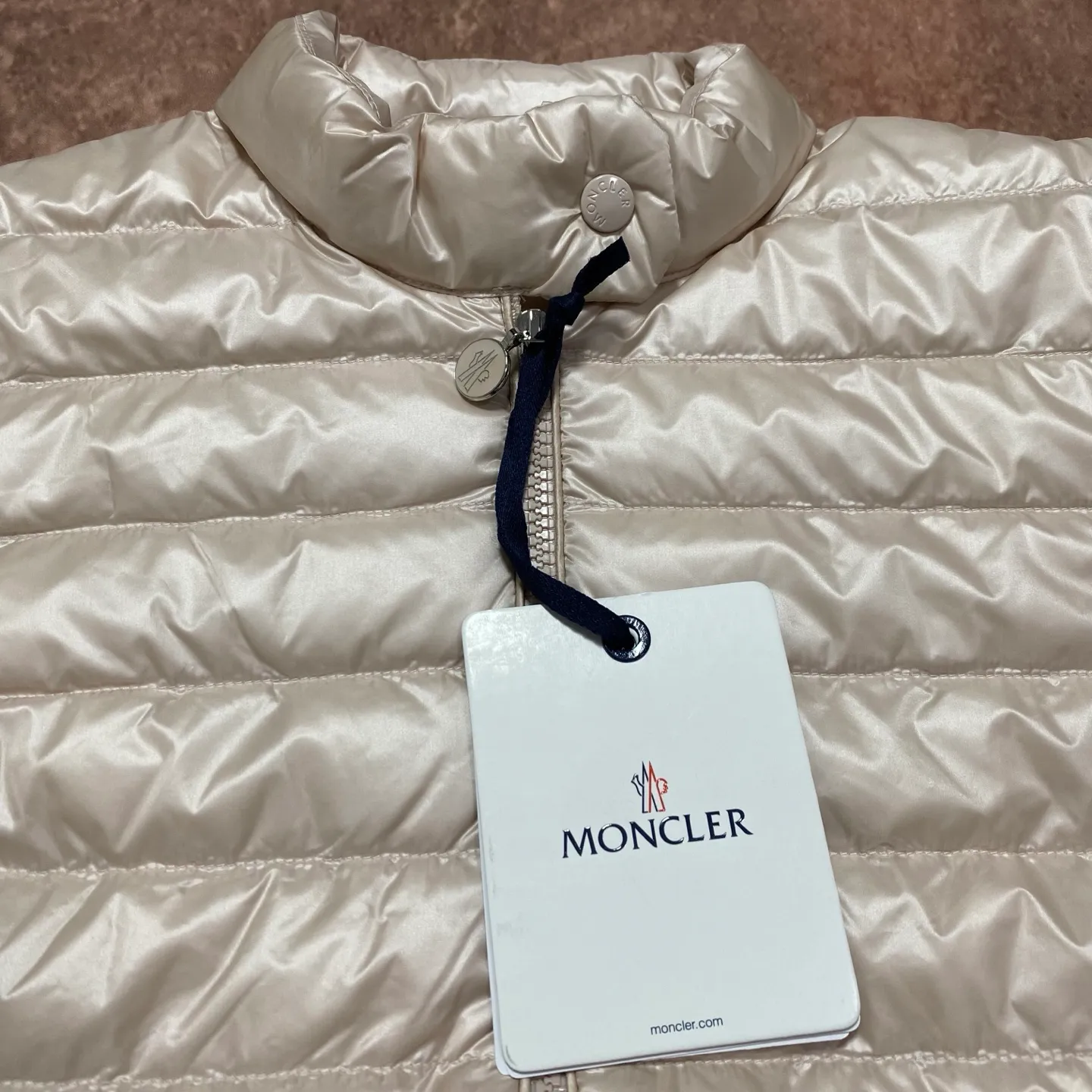 P680 women's Moncler 25 new lgelle lightweight stand-up collar short down jacket, with classic quilting design to outline a slim silhouette. The stand-up collar details enhance the temperament, while being light and warm. Wear it as a layer during spring or winter, and you can easily weather the changing weather in one piece. Choose from three colors to suit your style: low-key black, pure white, and gentle nude—three high-end tones, suitable for different occasions and styles. The short cut lengthens the proportion, and even a small person can wear it with long legs! The choice of quality: duck down filling, which has both fluffiness and warmth, is light and weightless. The details show ingenuity and craftsmanship. Color: black, pink and white. Size: 1 2 3 4