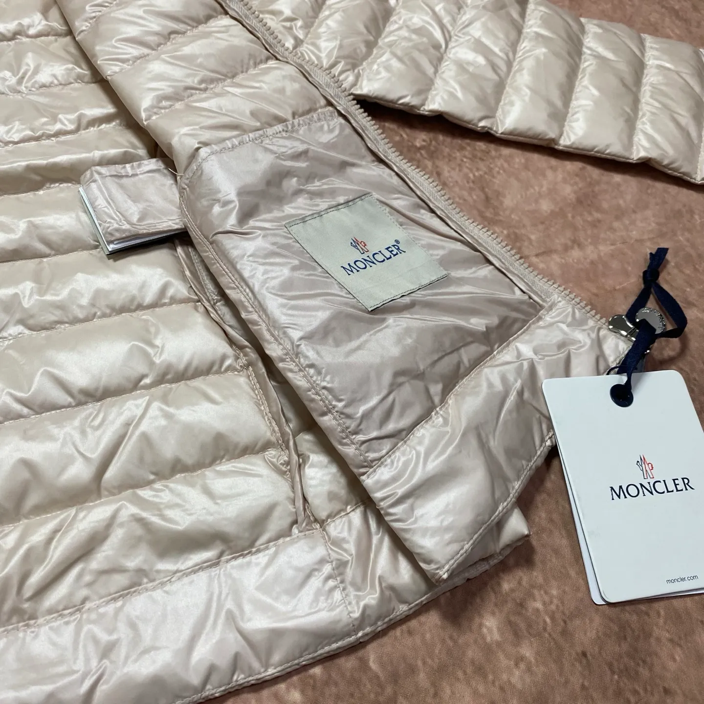 P680 women's Moncler 25 new lgelle lightweight stand-up collar short down jacket, with classic quilting design to outline a slim silhouette. The stand-up collar details enhance the temperament, while being light and warm. Wear it as a layer during spring or winter, and you can easily weather the changing weather in one piece. Choose from three colors to suit your style: low-key black, pure white, and gentle nude—three high-end tones, suitable for different occasions and styles. The short cut lengthens the proportion, and even a small person can wear it with long legs! The choice of quality: duck down filling, which has both fluffiness and warmth, is light and weightless. The details show ingenuity and craftsmanship. Color: black, pink and white. Size: 1 2 3 4