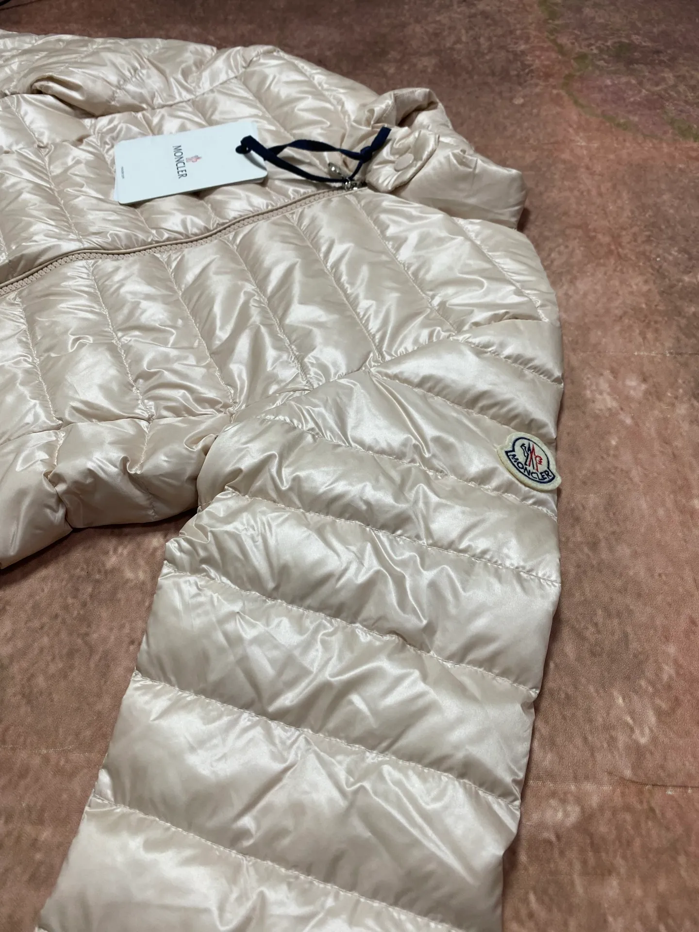 P680 women's Moncler 25 new lgelle lightweight stand-up collar short down jacket, with classic quilting design to outline a slim silhouette. The stand-up collar details enhance the temperament, while being light and warm. Wear it as a layer during spring or winter, and you can easily weather the changing weather in one piece. Choose from three colors to suit your style: low-key black, pure white, and gentle nude—three high-end tones, suitable for different occasions and styles. The short cut lengthens the proportion, and even a small person can wear it with long legs! The choice of quality: duck down filling, which has both fluffiness and warmth, is light and weightless. The details show ingenuity and craftsmanship. Color: black, pink and white. Size: 1 2 3 4