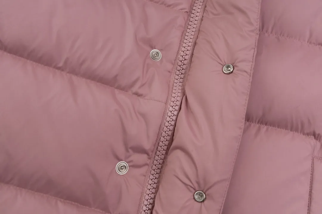 P720 top version Moncler/mask 24FWMarie70 winter women's down jacket, genuine synchronous anti-counterfeiting chip sensor! National standard 90 white duck down, high version of the classic series, never false goose down and other series of misleading! 15D nylon fabric/lining is of the highest standard, never velvet! The auxiliary materials and hardware are all custom-made from the original factory, 100% restoring the replica quality! The perfect combination of every link ensures the smoothness of each piece of clothing. Color: white pink
