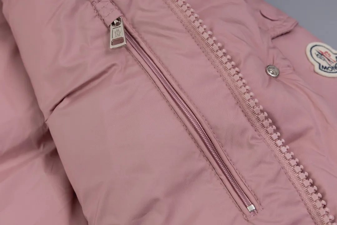 P720 top version Moncler/mask 24FWMarie70 winter women's down jacket, genuine synchronous anti-counterfeiting chip sensor! National standard 90 white duck down, high version of the classic series, never false goose down and other series of misleading! 15D nylon fabric/lining is of the highest standard, never velvet! The auxiliary materials and hardware are all custom-made from the original factory, 100% restoring the replica quality! The perfect combination of every link ensures the smoothness of each piece of clothing. Color: white pink