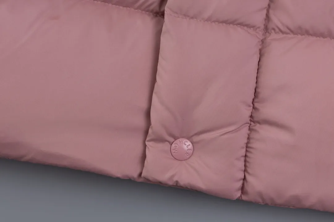 P720 top version Moncler/mask 24FWMarie70 winter women's down jacket, genuine synchronous anti-counterfeiting chip sensor! National standard 90 white duck down, high version of the classic series, never false goose down and other series of misleading! 15D nylon fabric/lining is of the highest standard, never velvet! The auxiliary materials and hardware are all custom-made from the original factory, 100% restoring the replica quality! The perfect combination of every link ensures the smoothness of each piece of clothing. Color: white pink