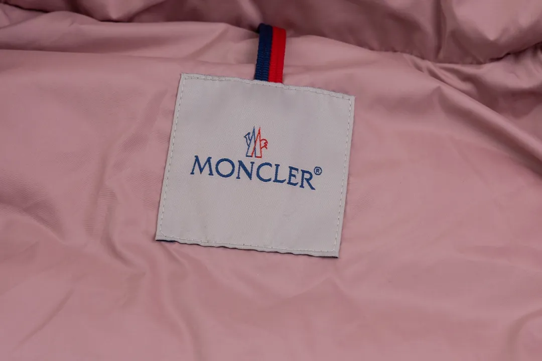 P720 top version Moncler/mask 24FWMarie70 winter women's down jacket, genuine synchronous anti-counterfeiting chip sensor! National standard 90 white duck down, high version of the classic series, never false goose down and other series of misleading! 15D nylon fabric/lining is of the highest standard, never velvet! The auxiliary materials and hardware are all custom-made from the original factory, 100% restoring the replica quality! The perfect combination of every link ensures the smoothness of each piece of clothing. Color: white pink