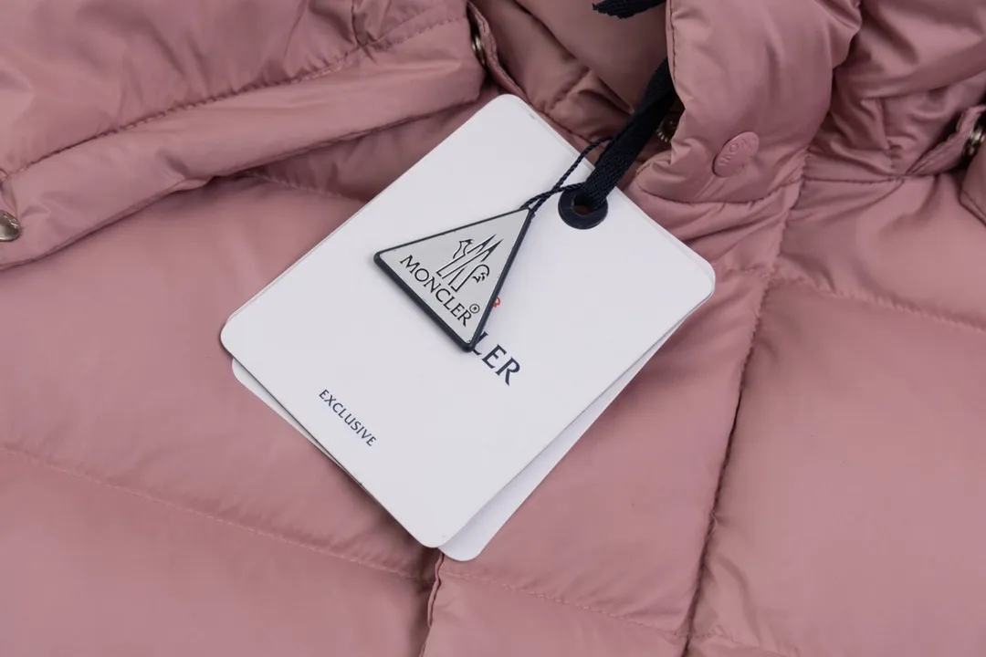 P720 top version Moncler/mask 24FWMarie70 winter women's down jacket, genuine synchronous anti-counterfeiting chip sensor! National standard 90 white duck down, high version of the classic series, never false goose down and other series of misleading! 15D nylon fabric/lining is of the highest standard, never velvet! The auxiliary materials and hardware are all custom-made from the original factory, 100% restoring the replica quality! The perfect combination of every link ensures the smoothness of each piece of clothing. Color: white pink