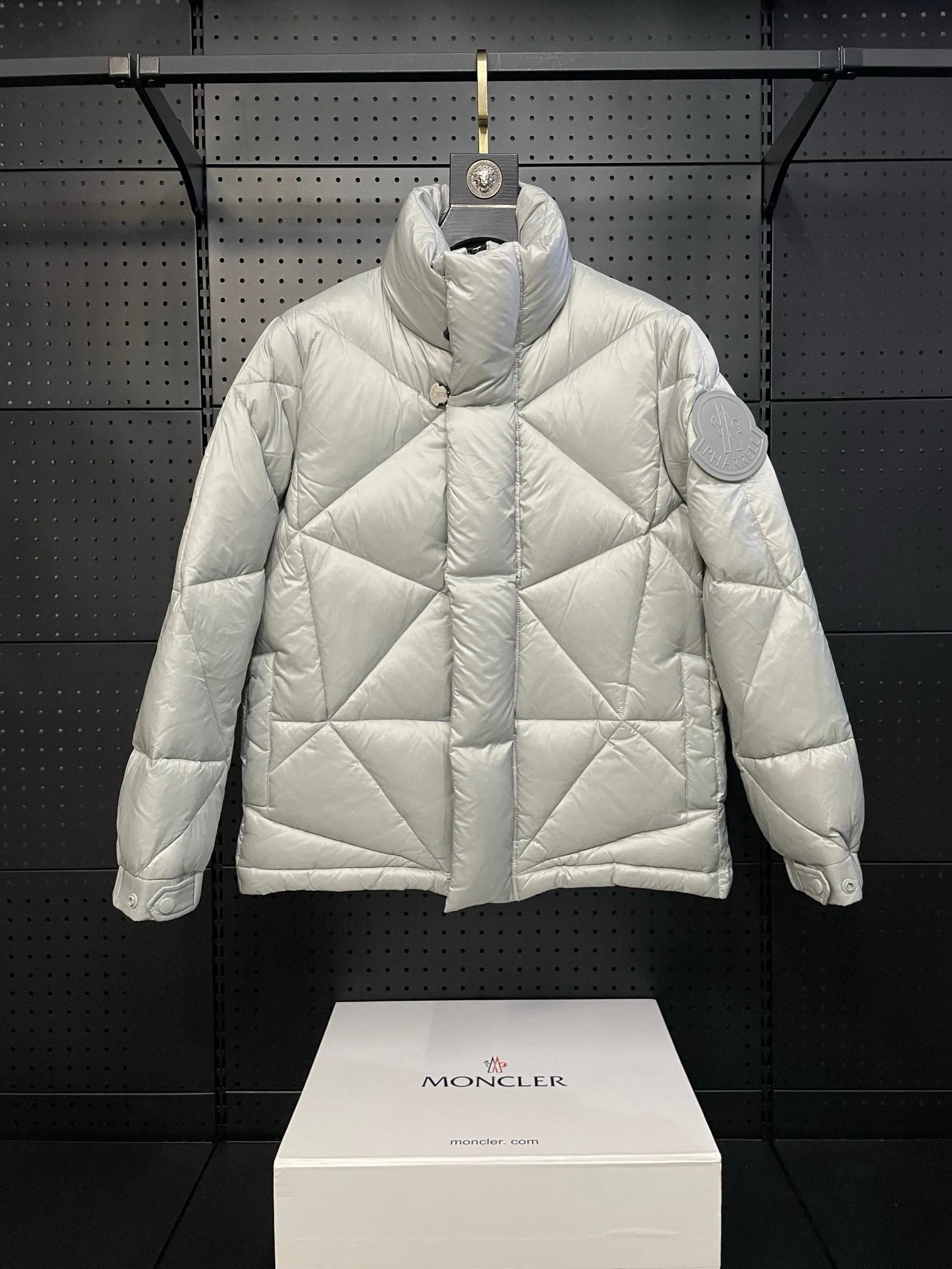 P800 Fei Dong collaborates with Moncler. Moncler once again joins hands with Pharrell Williams to create a joint series. The top 90 white duck I chose this time is the Moncler Genius product line. This Oak jacket is made of technical nylon, equipped with snap pockets and down padding to create the best warmth. The unique triangular car line will create a more artistic visual effect as a whole. The solid color dress is only decorated with LOGO on the chest and arms, which will not be too public while retaining the joint identity. It is also very versatile when paired together. This design technique has also appeared many times in Fei Dong’s joint brands, which is quite recognizable. Size: 1-5