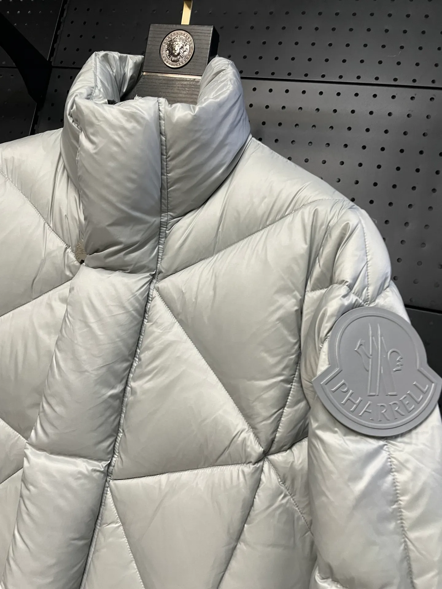 P800 Fei Dong collaborates with Moncler. Moncler once again joins hands with Pharrell Williams to create a joint series. The top 90 white duck I chose this time is the Moncler Genius product line. This Oak jacket is made of technical nylon, equipped with snap pockets and down padding to create the best warmth. The unique triangular car line will create a more artistic visual effect as a whole. The solid color dress is only decorated with LOGO on the chest and arms, which will not be too public while retaining the joint identity. It is also very versatile when paired together. This design technique has also appeared many times in Fei Dong’s joint brands, which is quite recognizable. Size: 1-5