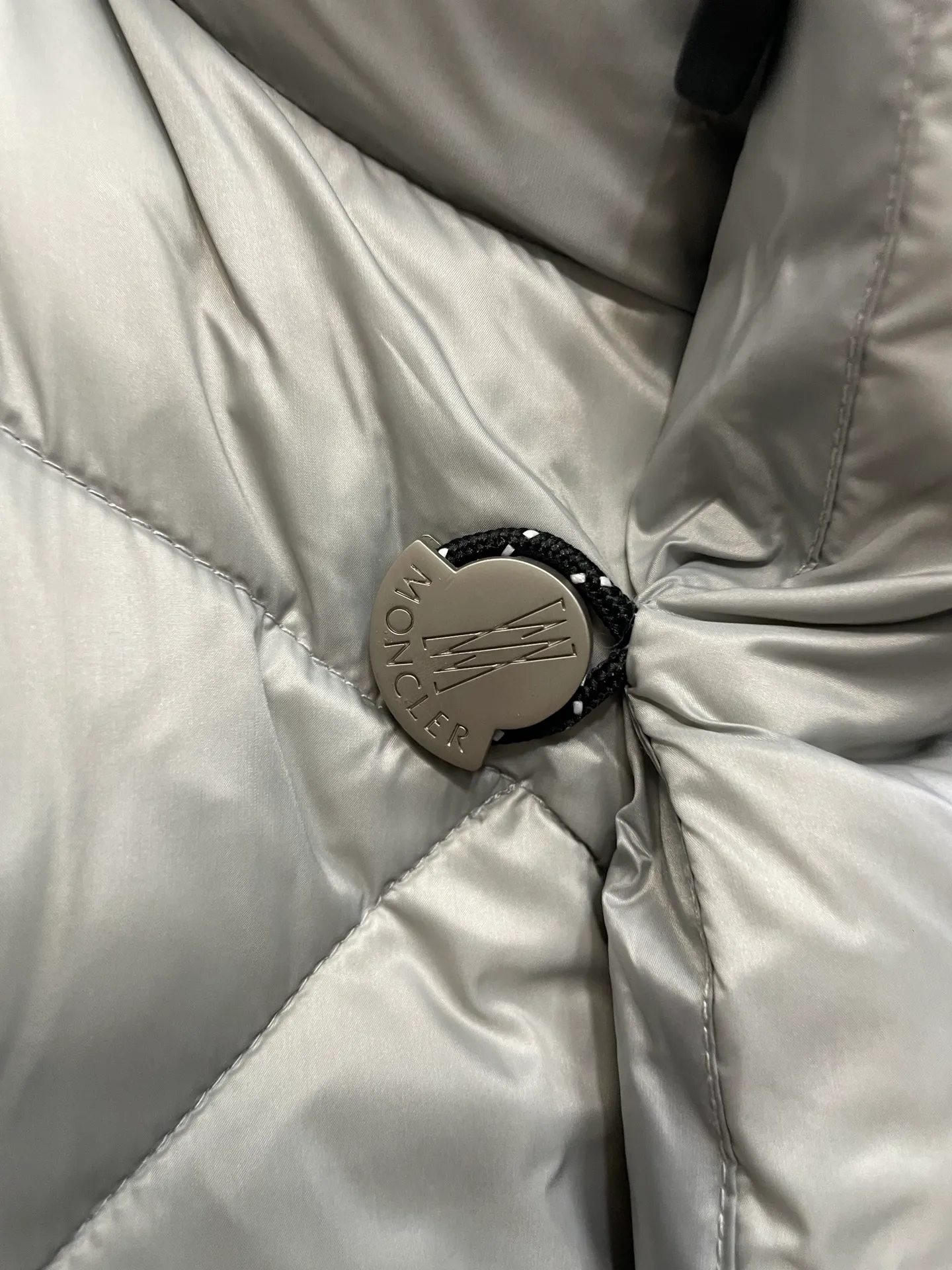 P800 Fei Dong collaborates with Moncler. Moncler once again joins hands with Pharrell Williams to create a joint series. The top 90 white duck I chose this time is the Moncler Genius product line. This Oak jacket is made of technical nylon, equipped with snap pockets and down padding to create the best warmth. The unique triangular car line will create a more artistic visual effect as a whole. The solid color dress is only decorated with LOGO on the chest and arms, which will not be too public while retaining the joint identity. It is also very versatile when paired together. This design technique has also appeared many times in Fei Dong’s joint brands, which is quite recognizable. Size: 1-5