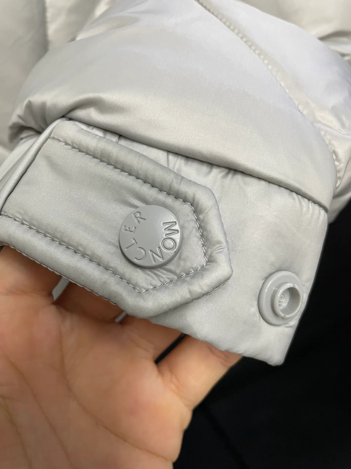 P800 Fei Dong collaborates with Moncler. Moncler once again joins hands with Pharrell Williams to create a joint series. The top 90 white duck I chose this time is the Moncler Genius product line. This Oak jacket is made of technical nylon, equipped with snap pockets and down padding to create the best warmth. The unique triangular car line will create a more artistic visual effect as a whole. The solid color dress is only decorated with LOGO on the chest and arms, which will not be too public while retaining the joint identity. It is also very versatile when paired together. This design technique has also appeared many times in Fei Dong’s joint brands, which is quite recognizable. Size: 1-5