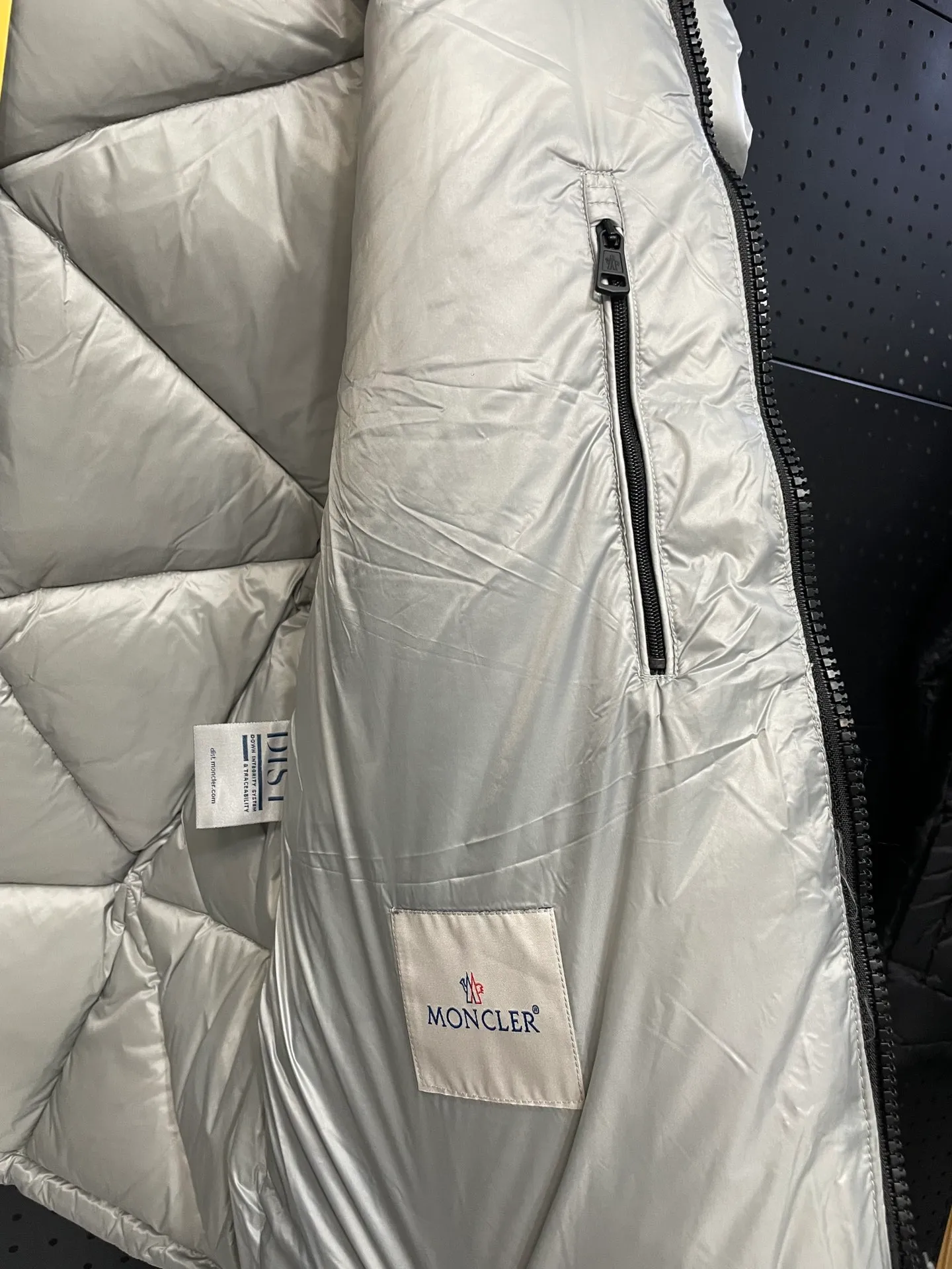 P800 Fei Dong collaborates with Moncler. Moncler once again joins hands with Pharrell Williams to create a joint series. The top 90 white duck I chose this time is the Moncler Genius product line. This Oak jacket is made of technical nylon, equipped with snap pockets and down padding to create the best warmth. The unique triangular car line will create a more artistic visual effect as a whole. The solid color dress is only decorated with LOGO on the chest and arms, which will not be too public while retaining the joint identity. It is also very versatile when paired together. This design technique has also appeared many times in Fei Dong’s joint brands, which is quite recognizable. Size: 1-5