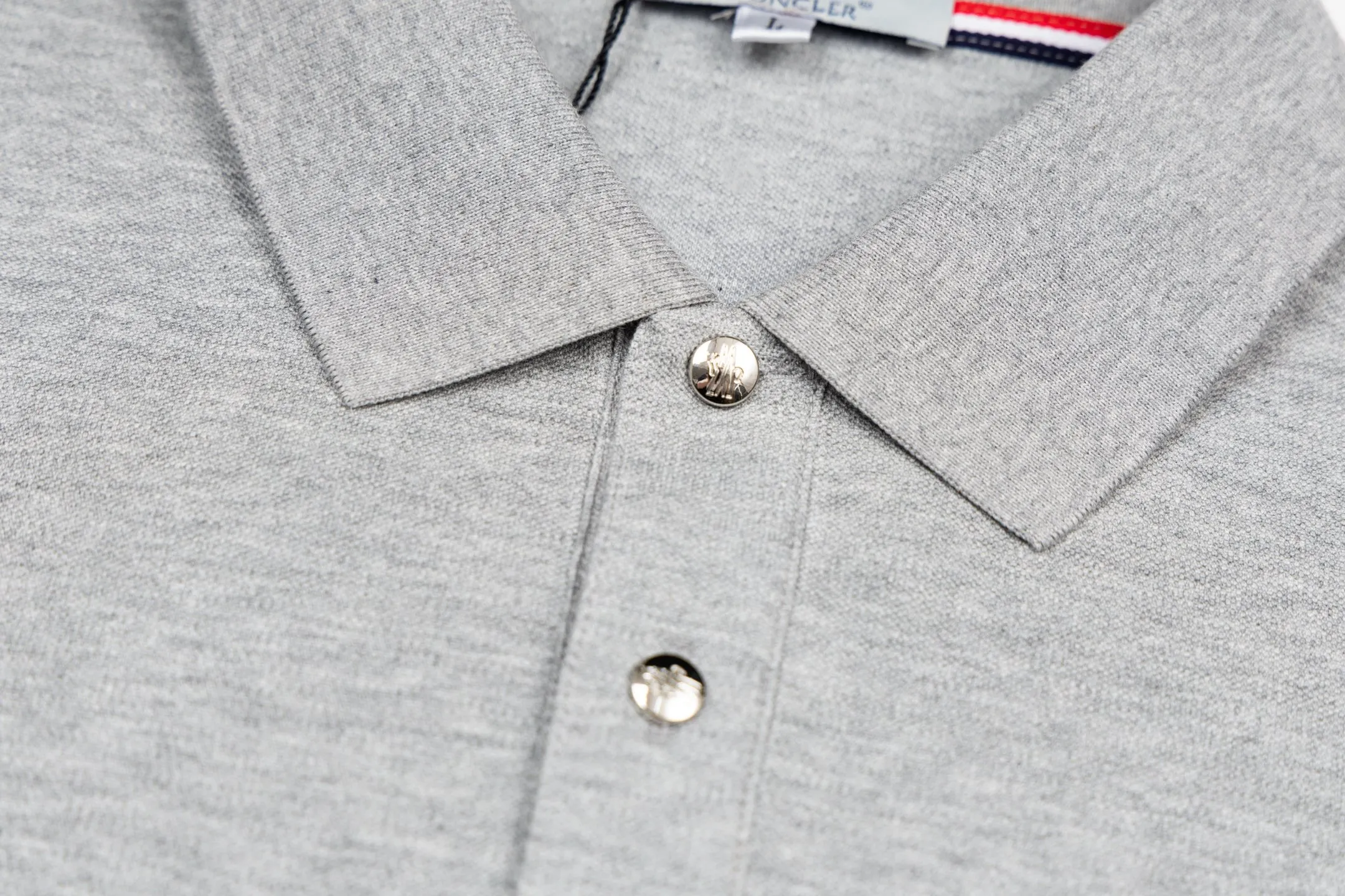 P190 MONCLER Muzzled black and white collar color block Polo shirt Upgraded, inspired by the 1980s retro Original fabric Official same style Customized same vat dyed fabric Very comfortable to the touch Latest brick cabinet synchronization for spring and summer Fashionable and personalized Super versatile and good-looking one Very suitable for both men and women A must-have style Tag Collar label Washed wheat Complete with three labels Color: Gray Size: M-3XL