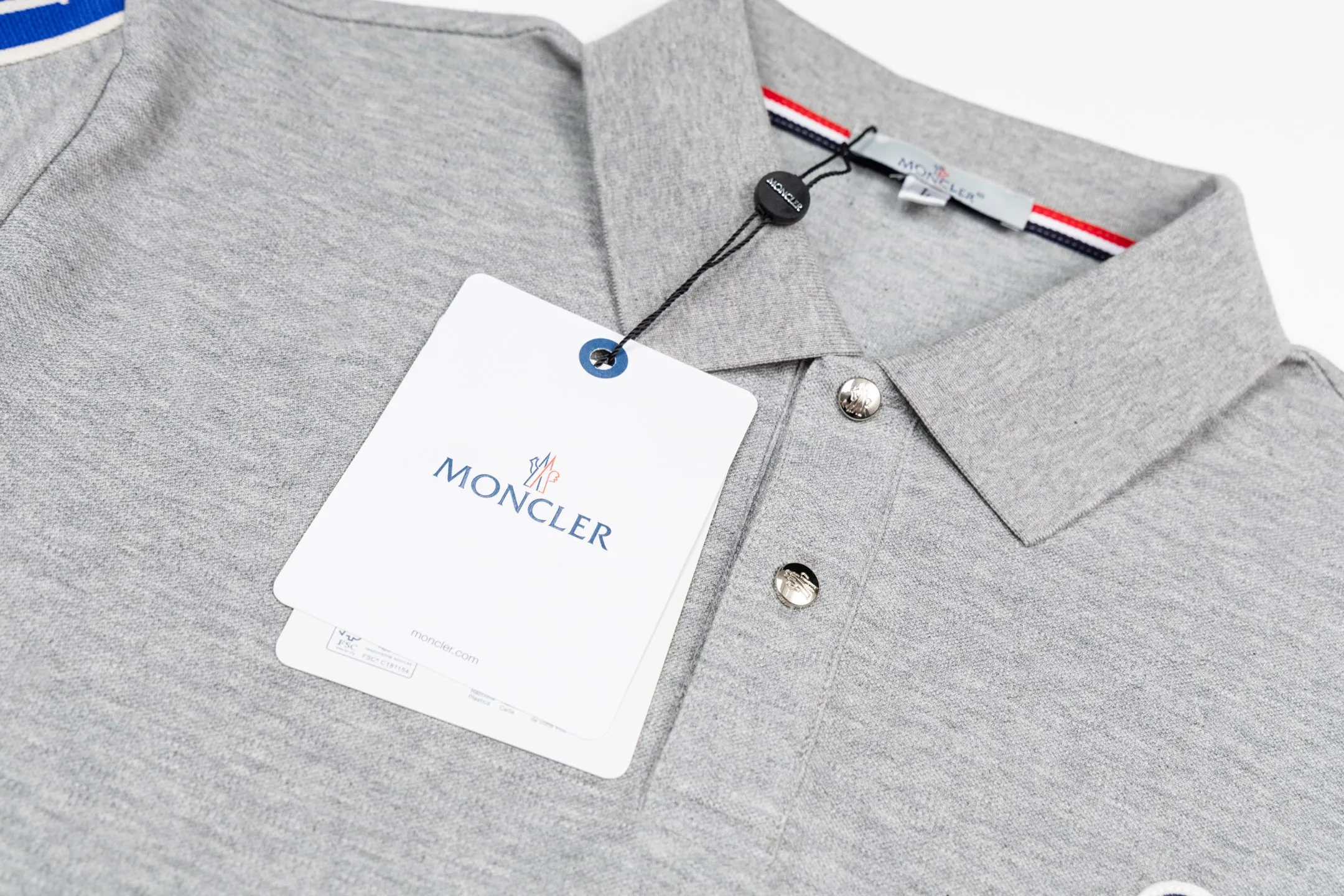 P190 MONCLER Muzzled black and white collar color block Polo shirt Upgraded, inspired by the 1980s retro Original fabric Official same style Customized same vat dyed fabric Very comfortable to the touch Latest brick cabinet synchronization for spring and summer Fashionable and personalized Super versatile and good-looking one Very suitable for both men and women A must-have style Tag Collar label Washed wheat Complete with three labels Color: Gray Size: M-3XL