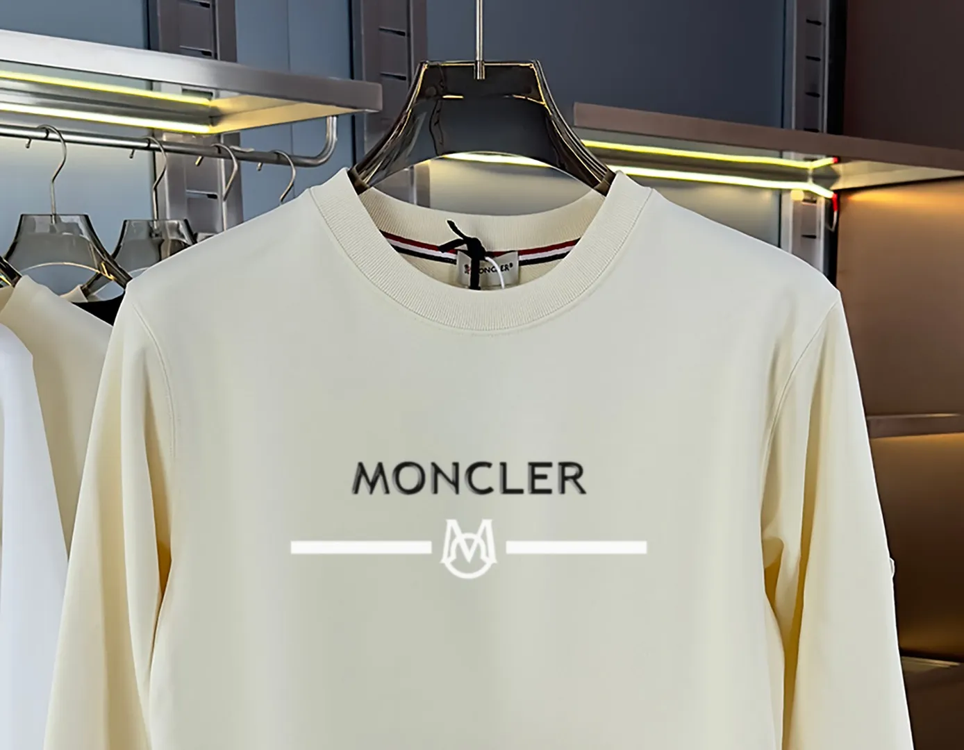 P210 high version sweatshirt) 📦With exclusive packaging📦 [Long-term ready stock] Upgraded version "Mobile phone smart sensor ~ NFC chip armband ~ Directly to the official website for anti-counterfeiting" 〖 𝐌𝐎𝐍𝐂𝐋𝐄𝐑 ~ Mouth covering〗 2025 new high quality, using 450 grams of heavyweight fabric Different from the market currency, you can mix and match everything at will and you will be handsome😎The whole clothes is made of double waistcoats. The double waistcoats make the whole dress more three-dimensional. It is not an ordinary factory that can do such fine work. 2025 autumn and winter new style, on sale at the counter, exquisite printed round neck terry sweatshirt. High-end double-ply cotton. Customized stretch ribs are dyed in the same vat. Three standards are complete. It is matched with digital printing patterns and is very breathable. Same style for men and women. Color: black, white, apricot. Size: S M L XL 2XL