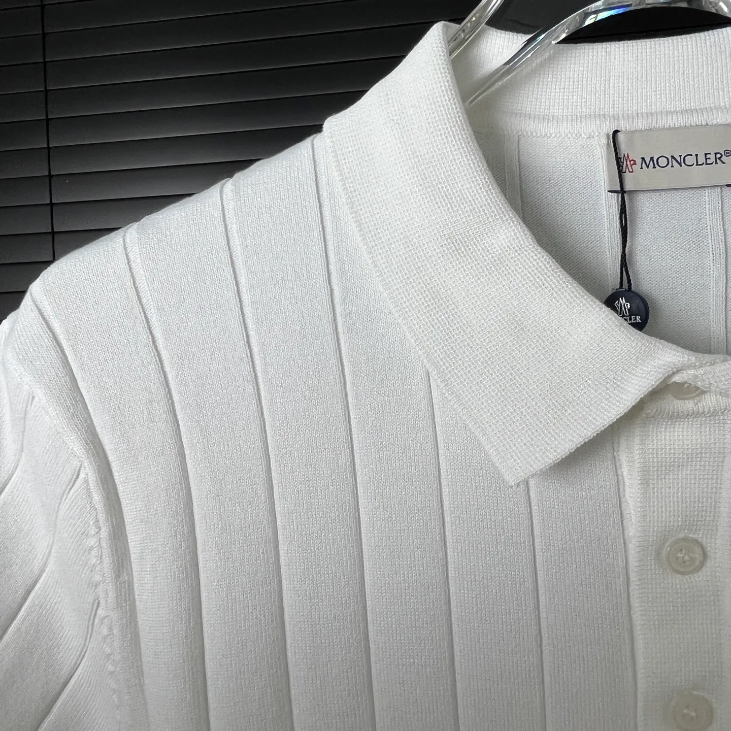 P210 A118 (Long-term replenishment, next day arrival) moncler 25ss knitted sweater polo short-sleeved original fabric, the same style as the official website, non-recycled yarn, high version, independently custom-woven fabric, soft and stereotyped, no deformation after washing, no gradient color difference in the fabric, no color fading in washing, no corners cut on the reverse side, the overall routing is straight and delicate, the fabric is comfortable and soft, the color is consistent and no color difference It can be matched with the same style to create a fashionable look, and can be used in various occasions. Customized accessories, complete with three standards, same style for men and women!  Color: Black White Size: M~3XL