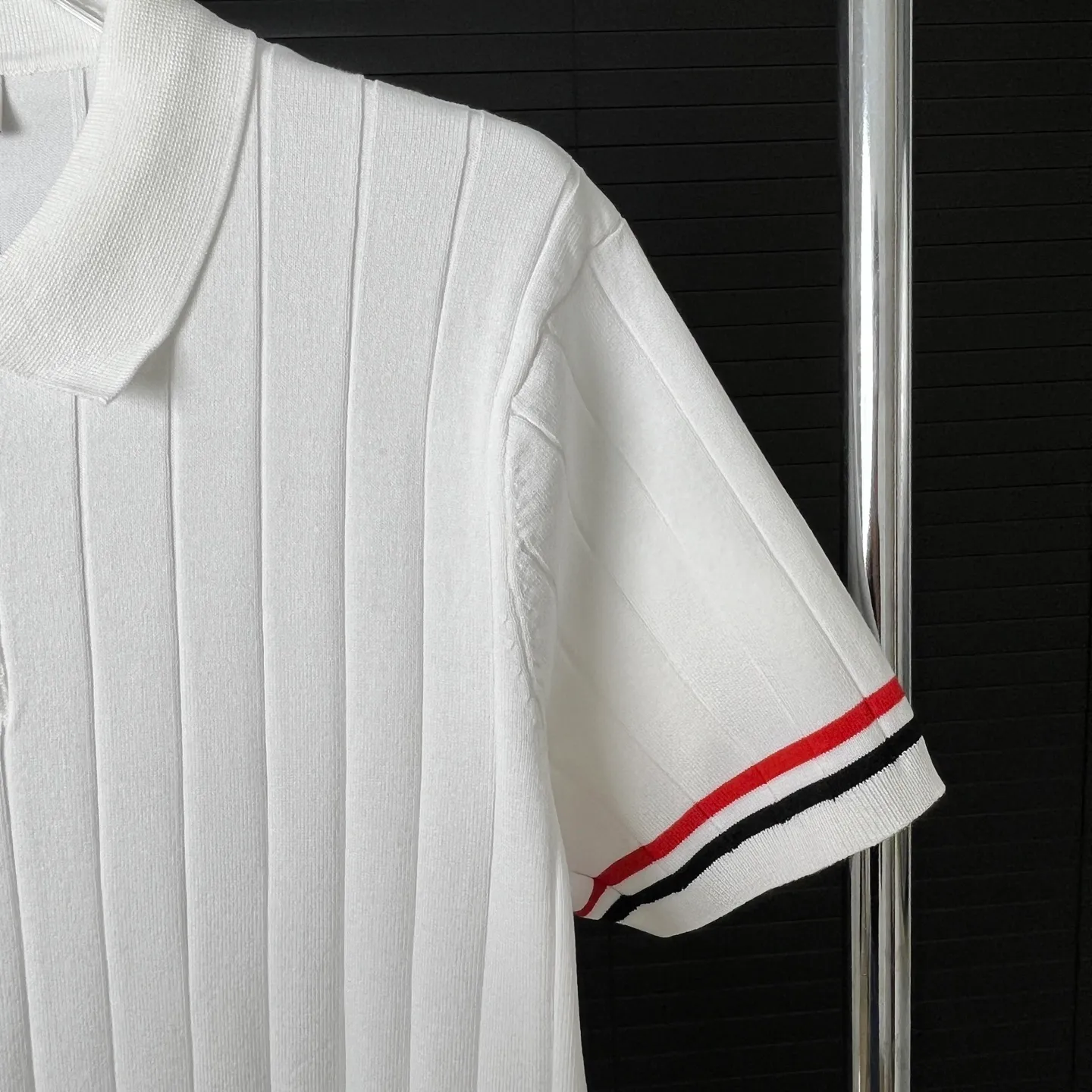 P210 A118 (Long-term replenishment, next day arrival) moncler 25ss knitted sweater polo short-sleeved original fabric, the same style as the official website, non-recycled yarn, high version, independently custom-woven fabric, soft and stereotyped, no deformation after washing, no gradient color difference in the fabric, no color fading in washing, no corners cut on the reverse side, the overall routing is straight and delicate, the fabric is comfortable and soft, the color is consistent and no color difference It can be matched with the same style to create a fashionable look, and can be used in various occasions. Customized accessories, complete with three standards, same style for men and women!  Color: Black White Size: M~3XL