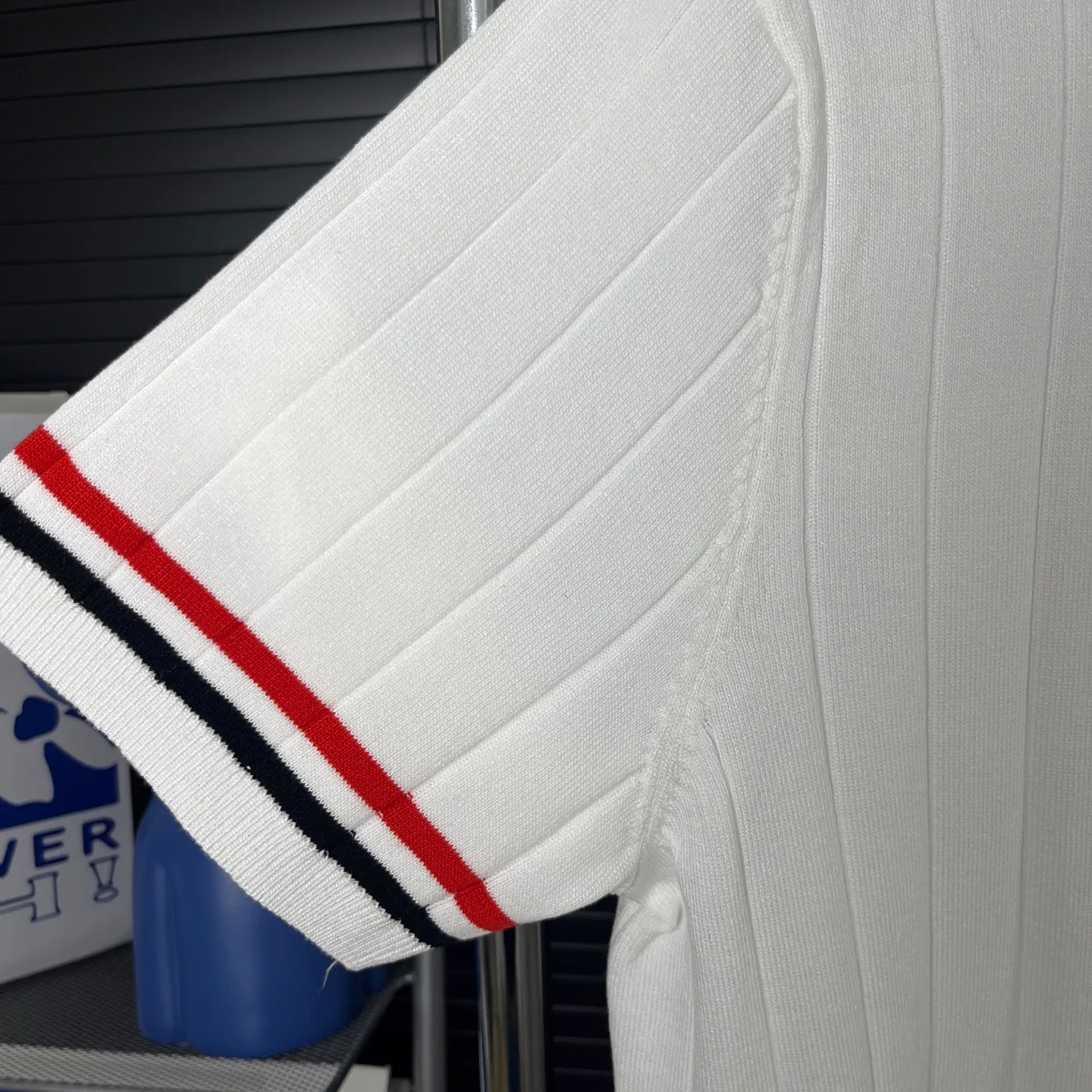 P210 A118 (Long-term replenishment, next day arrival) moncler 25ss knitted sweater polo short-sleeved original fabric, the same style as the official website, non-recycled yarn, high version, independently custom-woven fabric, soft and stereotyped, no deformation after washing, no gradient color difference in the fabric, no color fading in washing, no corners cut on the reverse side, the overall routing is straight and delicate, the fabric is comfortable and soft, the color is consistent and no color difference It can be matched with the same style to create a fashionable look, and can be used in various occasions. Customized accessories, complete with three standards, same style for men and women!  Color: Black White Size: M~3XL
