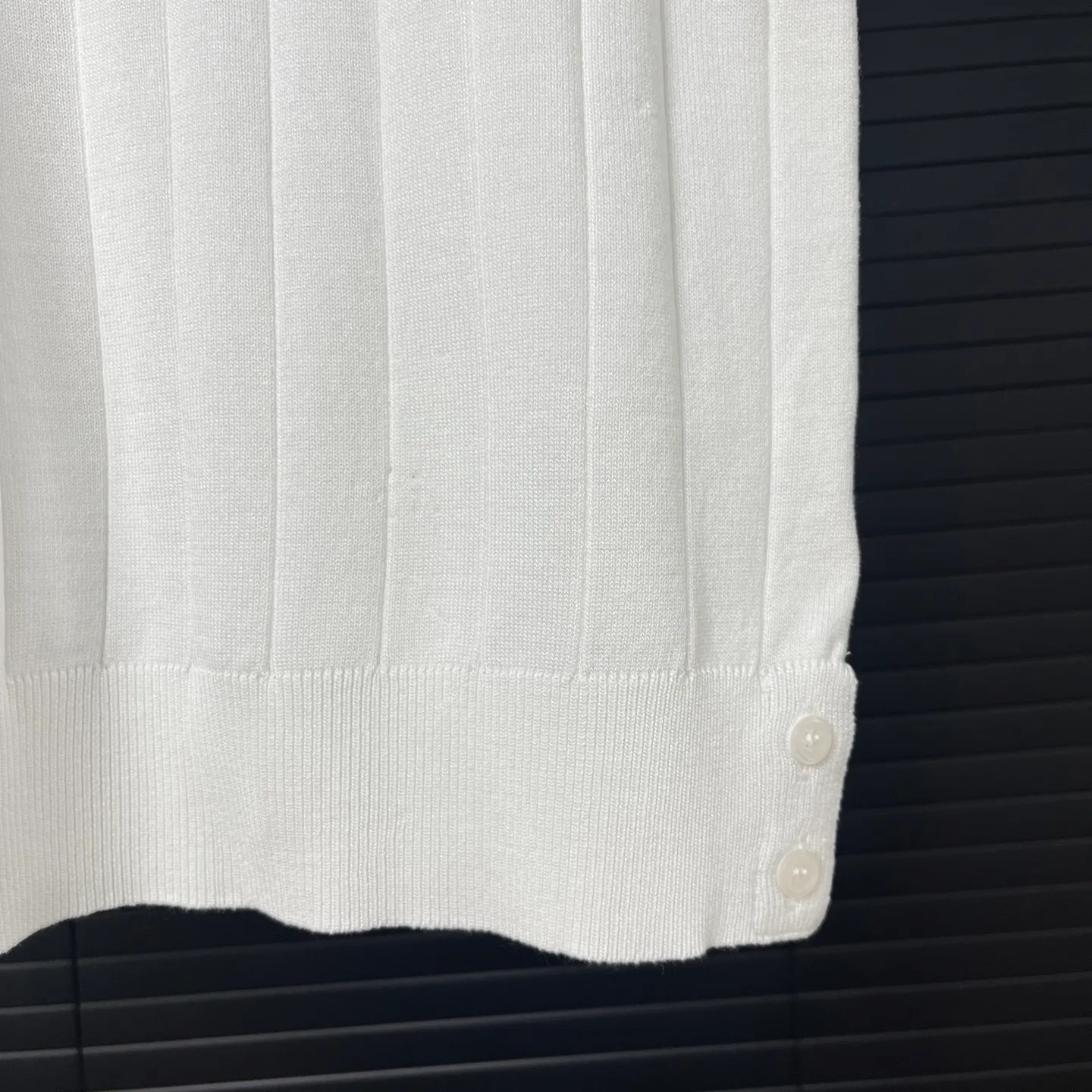 P210 A118 (Long-term replenishment, next day arrival) moncler 25ss knitted sweater polo short-sleeved original fabric, the same style as the official website, non-recycled yarn, high version, independently custom-woven fabric, soft and stereotyped, no deformation after washing, no gradient color difference in the fabric, no color fading in washing, no corners cut on the reverse side, the overall routing is straight and delicate, the fabric is comfortable and soft, the color is consistent and no color difference It can be matched with the same style to create a fashionable look, and can be used in various occasions. Customized accessories, complete with three standards, same style for men and women!  Color: Black White Size: M~3XL
