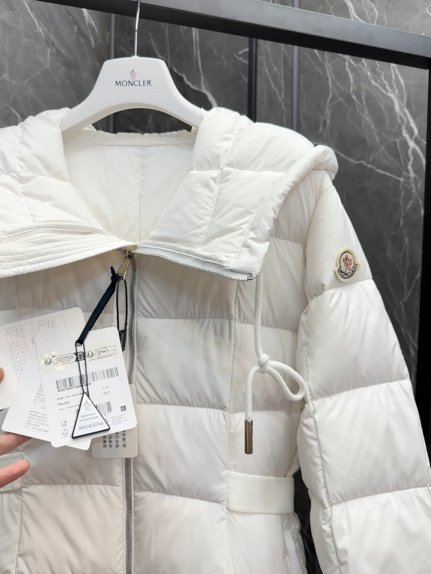 P1040 Special Down, Moncler's new winter product, Faucon Long Down for Women (⚠️ Special grade goose down filling, tag barcode model number corresponds to the official website, tag has built-in NFC inductor anti-counterfeiting, this filling technology is in the skirt, super downy one) hot style that the fugitive princess must buy, Faucon Women's Long Down interprets classic items in new proportions, showing impeccable fashion style. Product Details Faucon long down is made of polyester fiber fabric and has a slim, wide silhouette with a nipped-in waist. The Longue saison lining is lightweight and the three-dimensional hood adds a finishing touch to the style.