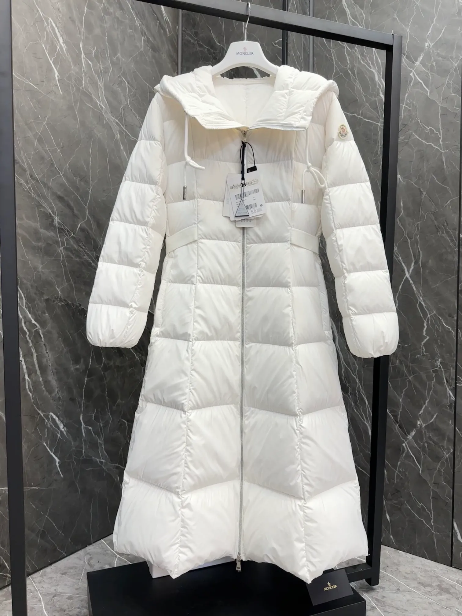 P1040 Special Down, Moncler's new winter product, Faucon Long Down for Women (⚠️ Special grade goose down filling, tag barcode model number corresponds to the official website, tag has built-in NFC inductor anti-counterfeiting, this filling technology is in the skirt, super downy one) hot style that the fugitive princess must buy, Faucon Women's Long Down interprets classic items in new proportions, showing impeccable fashion style. Product Details Faucon long down is made of polyester fiber fabric and has a slim, wide silhouette with a nipped-in waist. The Longue saison lining is lightweight and the three-dimensional hood adds a finishing touch to the style.