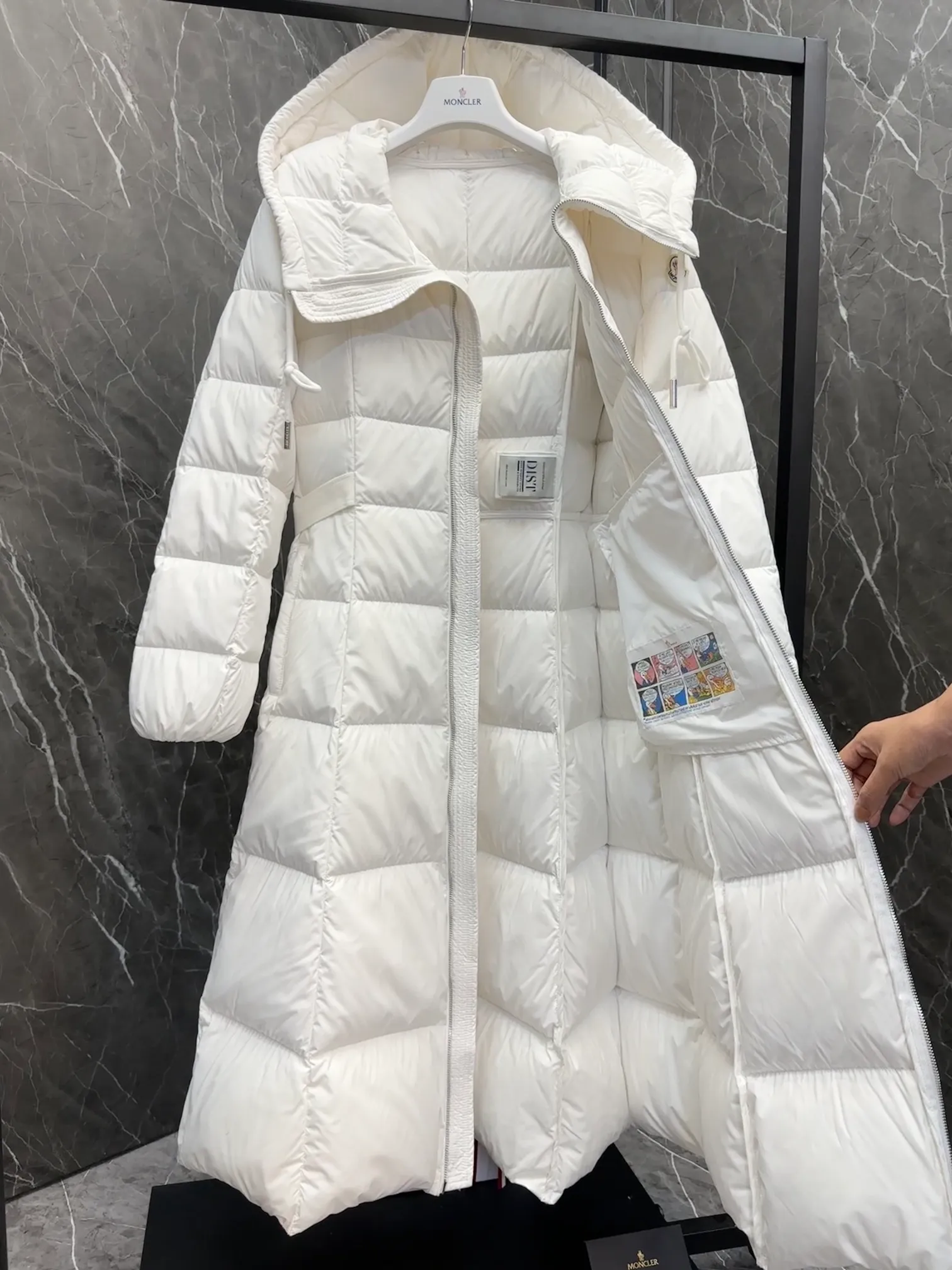 P1040 Special Down, Moncler's new winter product, Faucon Long Down for Women (⚠️ Special grade goose down filling, tag barcode model number corresponds to the official website, tag has built-in NFC inductor anti-counterfeiting, this filling technology is in the skirt, super downy one) hot style that the fugitive princess must buy, Faucon Women's Long Down interprets classic items in new proportions, showing impeccable fashion style. Product Details Faucon long down is made of polyester fiber fabric and has a slim, wide silhouette with a nipped-in waist. The Longue saison lining is lightweight and the three-dimensional hood adds a finishing touch to the style.
