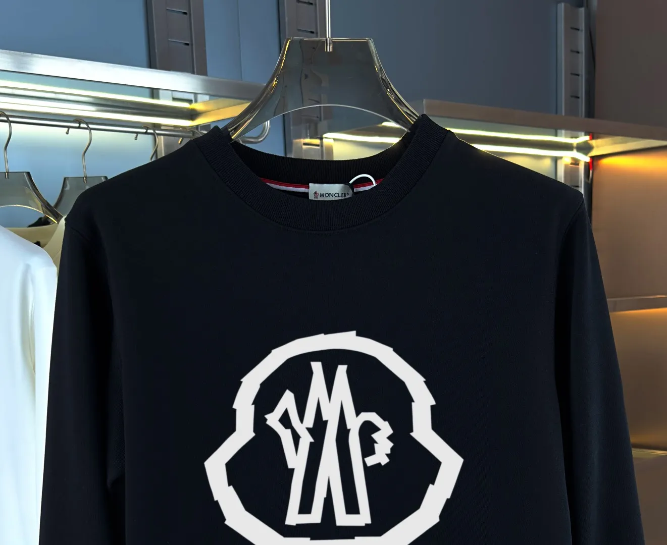 P210 high version sweatshirt) 📦With exclusive picture packaging📦 [Long-term ready stock] Upgraded version "Mobile phone smart sensor ~ NFC chip armband ~ Direct access to the official website anti-counterfeiting" 〖 𝐌𝐎𝐍𝐂𝐋𝐄𝐑 ~ Mouth covering〗 2025 new high quality, using 450g heavyweight fabric Different from the market currency, you can mix and match everything at will and you will be handsome😎The whole clothes is made of double waistcoats. The double waistcoats make the whole dress more three-dimensional. It is not an ordinary factory that can do such fine work. 2025 autumn and winter new style, on sale at the counter, exquisite printed round neck terry sweatshirt. High-end double-ply cotton. Customized stretch ribs are dyed in the same vat. Three standards are complete. It is matched with digital printing patterns and is very breathable. Same style for men and women. Color: black, white, apricot. Size: S M L XL 2XL