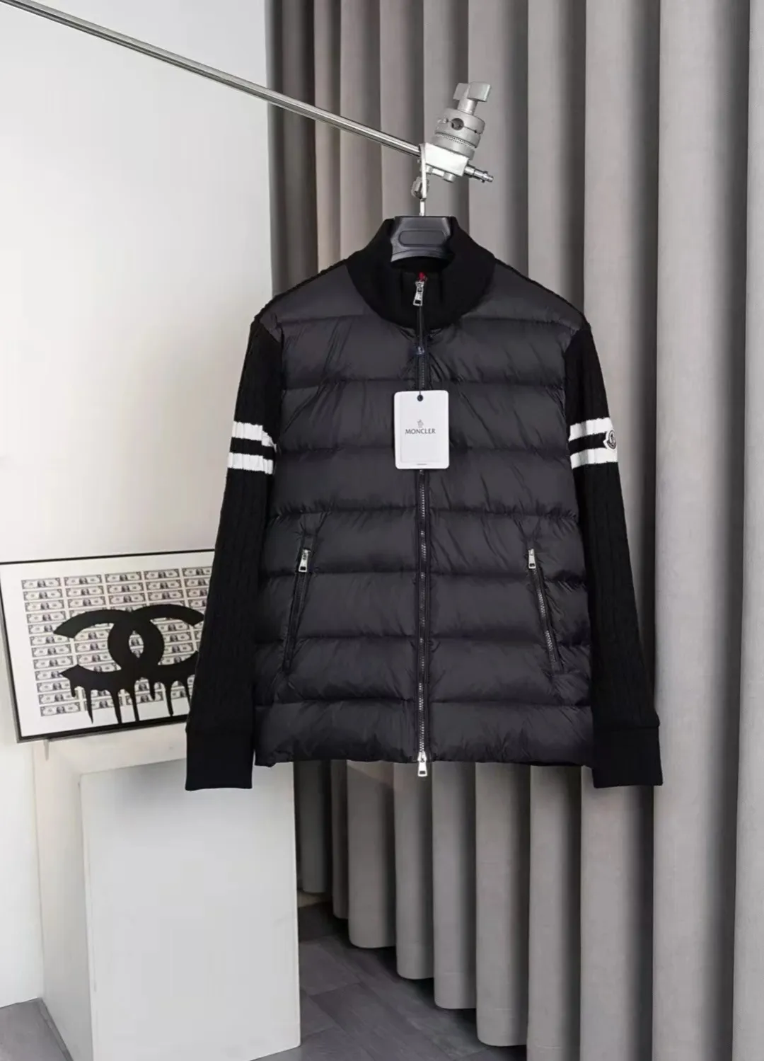 P430 MONCLER muffled armband knitted down jacket Made of 460g terry fabric with clear lines. Original order customization 1:1 with smooth and delicate lines. Better texture. Not easy to deform, not easy to shrink, not easy to fade. Maintains long-lasting beauty. Color Black Gray Size S-XL