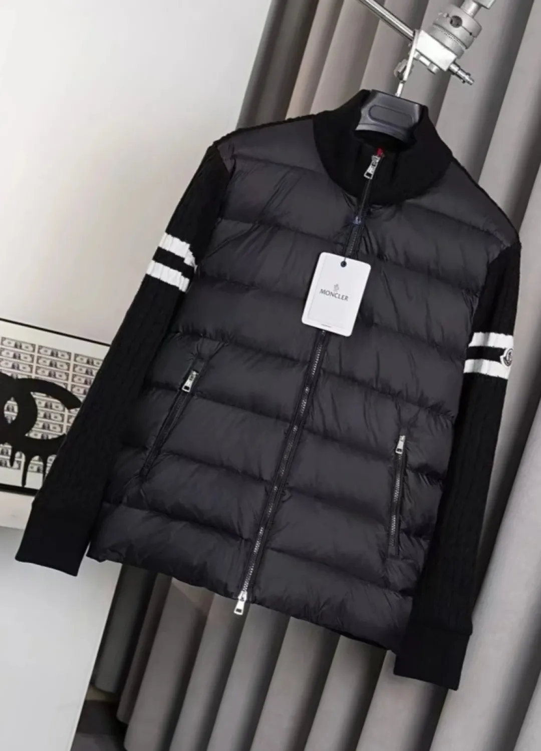 P430 MONCLER muffled armband knitted down jacket Made of 460g terry fabric with clear lines. Original order customization 1:1 with smooth and delicate lines. Better texture. Not easy to deform, not easy to shrink, not easy to fade. Maintains long-lasting beauty. Color Black Gray Size S-XL