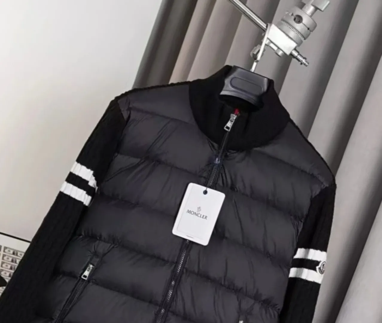 P430 MONCLER muffled armband knitted down jacket Made of 460g terry fabric with clear lines. Original order customization 1:1 with smooth and delicate lines. Better texture. Not easy to deform, not easy to shrink, not easy to fade. Maintains long-lasting beauty. Color Black Gray Size S-XL