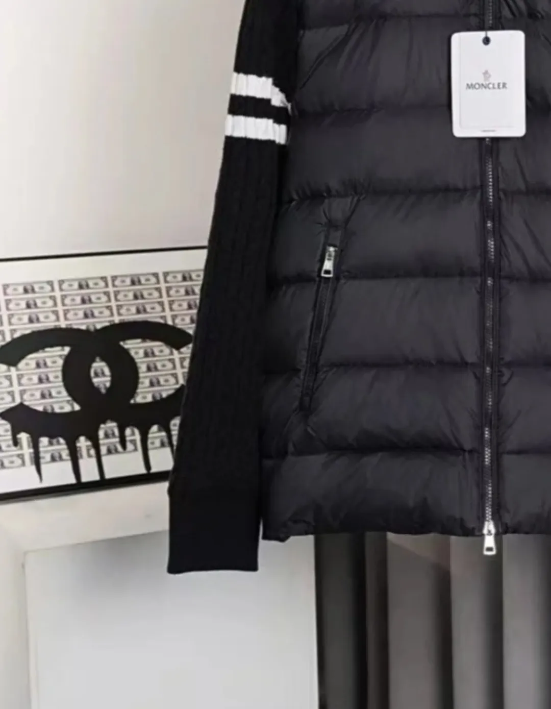P430 MONCLER muffled armband knitted down jacket Made of 460g terry fabric with clear lines. Original order customization 1:1 with smooth and delicate lines. Better texture. Not easy to deform, not easy to shrink, not easy to fade. Maintains long-lasting beauty. Color Black Gray Size S-XL