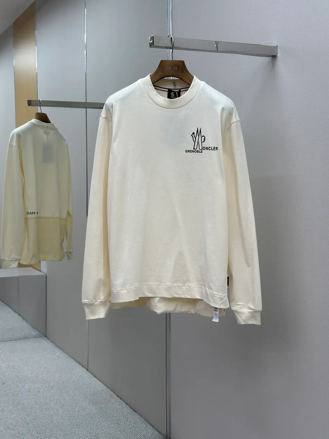 P370 Masked MONCLER letter logo long-sleeved sweatshirt Process description: Using high-quality craftsmanship and detailed design. The fabric is made of 230g double-ply combed cotton to ensure softness, comfort and durability. It has been fermented and washed to enhance softness and give it a natural vintage texture. 1*1 ribbed collar and cuffs provide better elasticity and fit. In terms of decoration, high-temperature heat transfer technology is used to present the brand logo, and the pattern is firm and not easy to fall off. The unique fabric splicing design enhances the visual layering. Customized 1:1 ribbons and trademarks highlight the brand’s exclusive identity and ensure overall coordination. The loose fit is combined with ergonomics, making it comfortable to wear and not restrictive, making it suitable for a variety of occasions. The overall craftsmanship focuses on the combination of practicality and aesthetics, showing a casual and fashionable style. Color: White Size: SMLXL