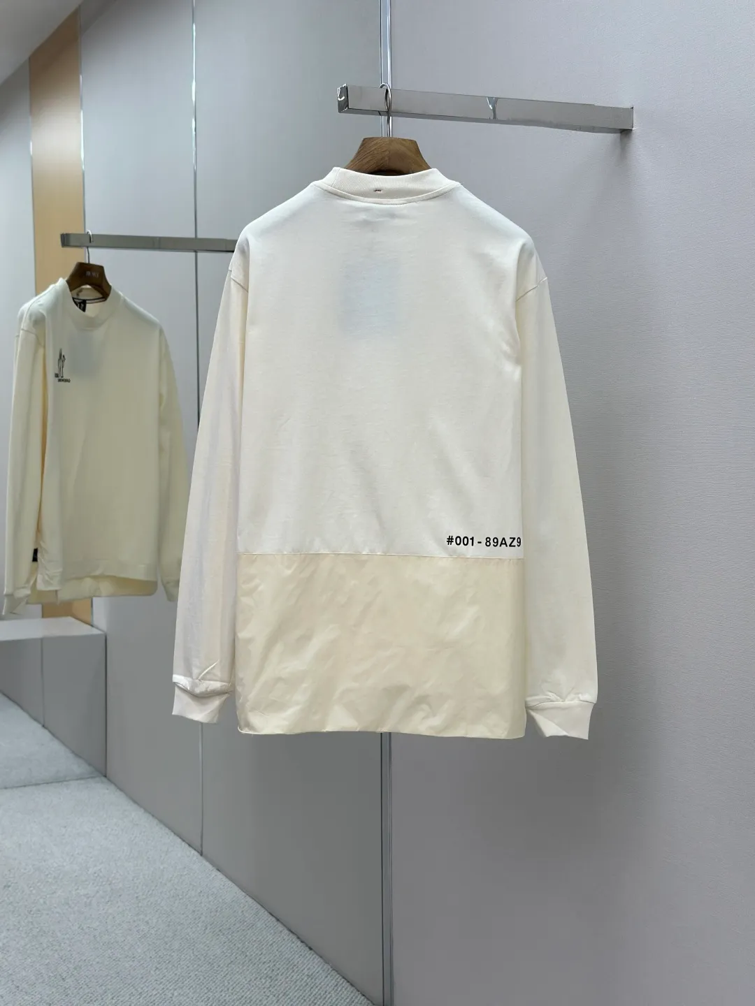 P370 Masked MONCLER letter logo long-sleeved sweatshirt Process description: Using high-quality craftsmanship and detailed design. The fabric is made of 230g double-ply combed cotton to ensure softness, comfort and durability. It has been fermented and washed to enhance softness and give it a natural vintage texture. 1*1 ribbed collar and cuffs provide better elasticity and fit. In terms of decoration, high-temperature heat transfer technology is used to present the brand logo, and the pattern is firm and not easy to fall off. The unique fabric splicing design enhances the visual layering. Customized 1:1 ribbons and trademarks highlight the brand’s exclusive identity and ensure overall coordination. The loose fit is combined with ergonomics, making it comfortable to wear and not restrictive, making it suitable for a variety of occasions. The overall craftsmanship focuses on the combination of practicality and aesthetics, showing a casual and fashionable style. Color: White Size: SMLXL
