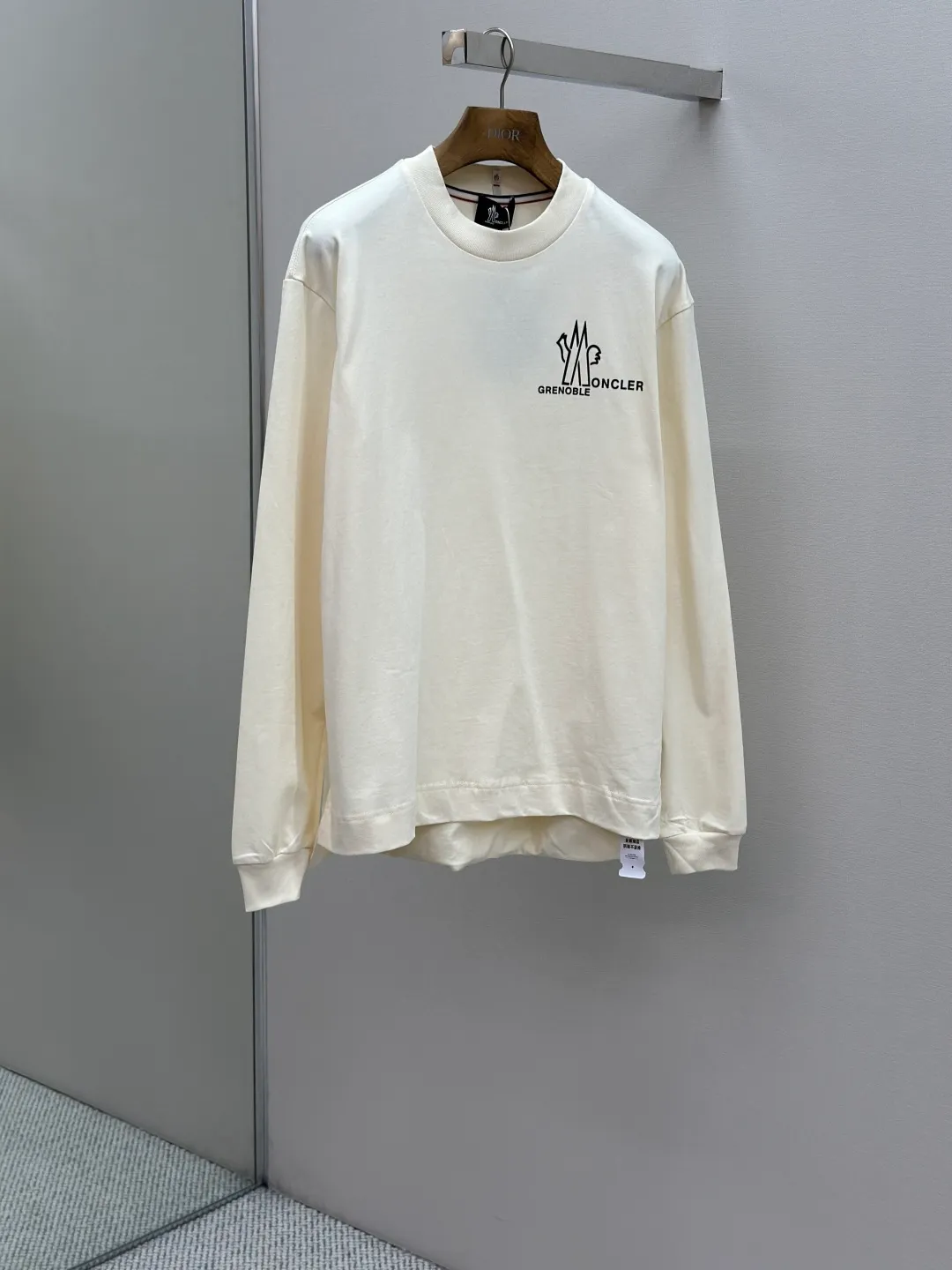 P370 Masked MONCLER letter logo long-sleeved sweatshirt Process description: Using high-quality craftsmanship and detailed design. The fabric is made of 230g double-ply combed cotton to ensure softness, comfort and durability. It has been fermented and washed to enhance softness and give it a natural vintage texture. 1*1 ribbed collar and cuffs provide better elasticity and fit. In terms of decoration, high-temperature heat transfer technology is used to present the brand logo, and the pattern is firm and not easy to fall off. The unique fabric splicing design enhances the visual layering. Customized 1:1 ribbons and trademarks highlight the brand’s exclusive identity and ensure overall coordination. The loose fit is combined with ergonomics, making it comfortable to wear and not restrictive, making it suitable for a variety of occasions. The overall craftsmanship focuses on the combination of practicality and aesthetics, showing a casual and fashionable style. Color: White Size: SMLXL