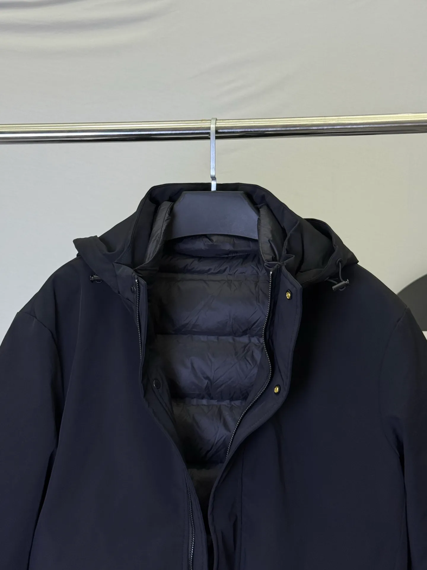 P950 💕This Moncler business line jacket combines "practical + luxury brand texture" 👇 • The details are all careful: matte black waterproof fabric + hidden hood, arm logo is low-key to show identity, large pockets can be used to stuff mobile phones/gloves, which is a favorite for commuters • Warmth is really hardcore: thickened velvet + removable liner (hidden buff!), it can withstand -10℃ in winter without any problem, and can be used for winter in the south or commuting in the north • Suitable for all occasions: wear it alone for smart business style, add a liner to instantly turn it into a cold-resistant weapon, pair it with trousers for an elite man, and pair it with jeans for a relaxed man. Want to spend the price of one piece on a "business + outdoor" dual-attribute jacket in autumn and winter? This one is a direct lock! Size L-4XL