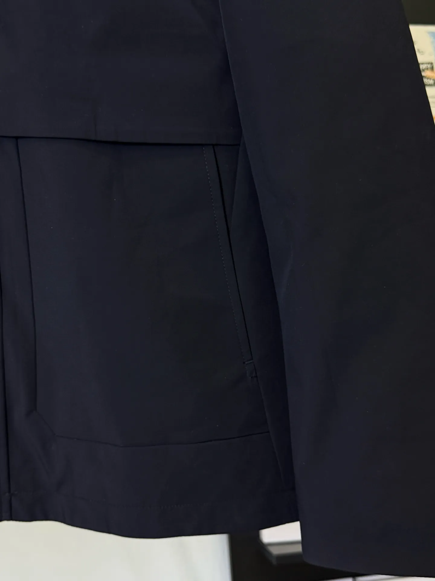 P950 💕This Moncler business line jacket combines "practical + luxury brand texture" 👇 • The details are all careful: matte black waterproof fabric + hidden hood, arm logo is low-key to show identity, large pockets can be used to stuff mobile phones/gloves, which is a favorite for commuters • Warmth is really hardcore: thickened velvet + removable liner (hidden buff!), it can withstand -10℃ in winter without any problem, and can be used for winter in the south or commuting in the north • Suitable for all occasions: wear it alone for smart business style, add a liner to instantly turn it into a cold-resistant weapon, pair it with trousers for an elite man, and pair it with jeans for a relaxed man. Want to spend the price of one piece on a "business + outdoor" dual-attribute jacket in autumn and winter? This one is a direct lock! Size L-4XL