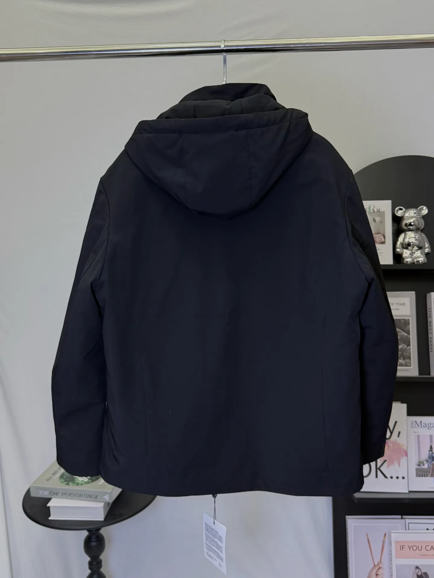 P950 💕This Moncler business line jacket combines "practical + luxury brand texture" 👇 • The details are all careful: matte black waterproof fabric + hidden hood, arm logo is low-key to show identity, large pockets can be used to stuff mobile phones/gloves, which is a favorite for commuters • Warmth is really hardcore: thickened velvet + removable liner (hidden buff!), it can withstand -10℃ in winter without any problem, and can be used for winter in the south or commuting in the north • Suitable for all occasions: wear it alone for smart business style, add a liner to instantly turn it into a cold-resistant weapon, pair it with trousers for an elite man, and pair it with jeans for a relaxed man. Want to spend the price of one piece on a "business + outdoor" dual-attribute jacket in autumn and winter? This one is a direct lock! Size L-4XL