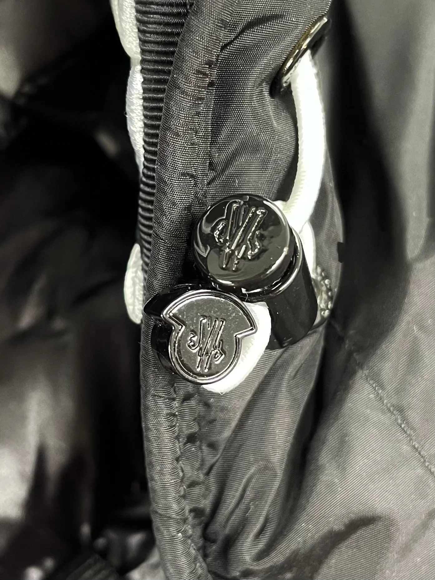 P1030 (high version) Moncler-muzzled-inner placket embroidered letter down jacket Size:1 2 3 4 5