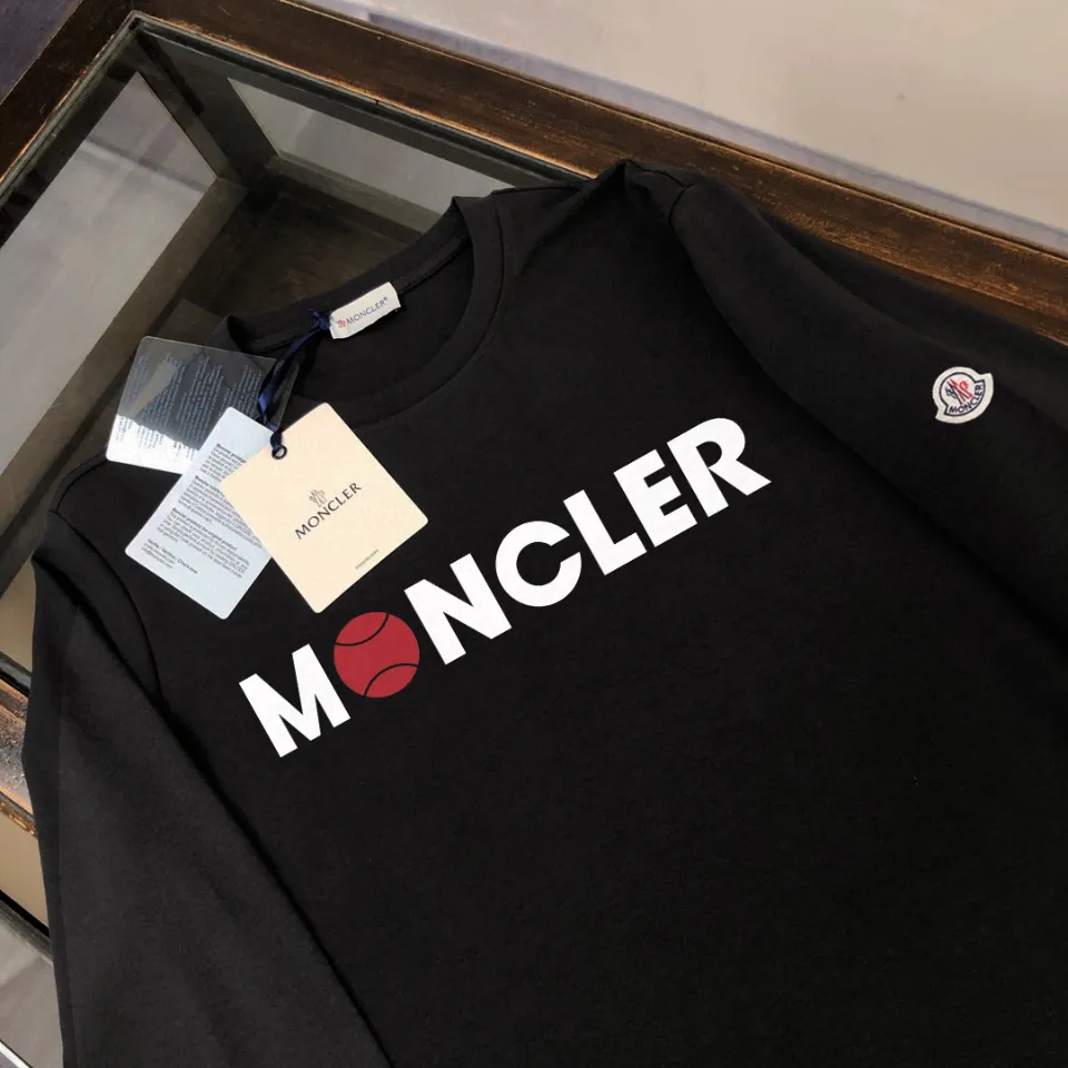 P180, a non-off-the-shelf model, you can trust it. Moncler printed long-sleeved T-shirt, 240g breathable cotton fabric, very soft and comfortable texture, does not shrink, does not deform, does not ball), can be worn alone as a base layer. Original customized accessories, collar label, care mark, hangtag, packaging (perfect details) Color: White Black Size: XS S M L