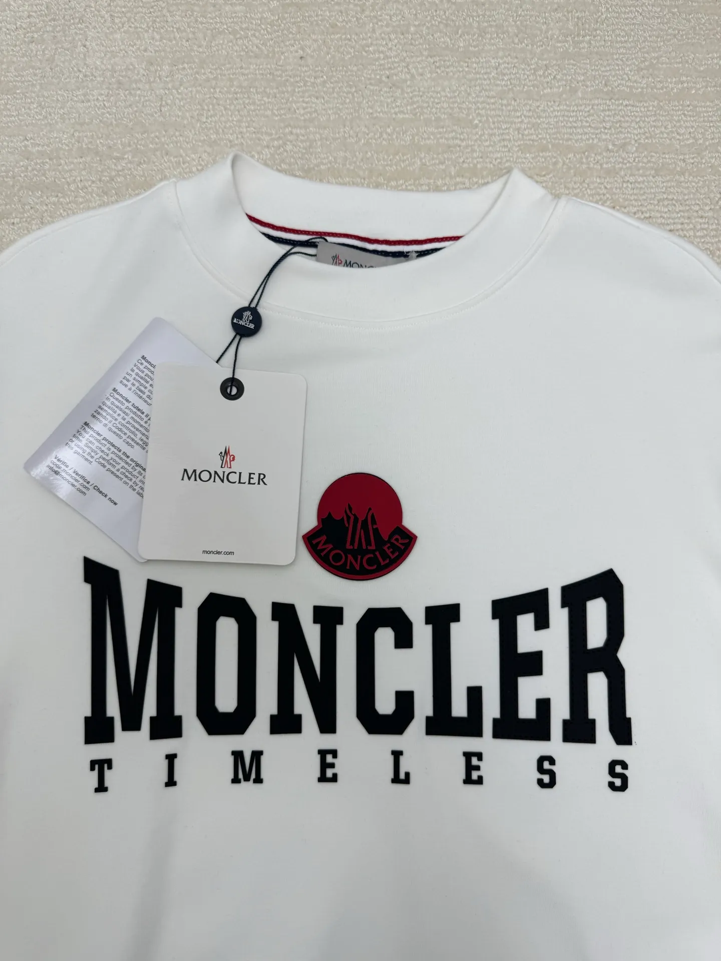 P310 Moncler high-neck plus velvet long-sleeved bottoming shirt for mouth. Soft fabric. Made of imported high-density double-sided stretch cotton fabric. Same style for men and women. Full details. Original pattern. Size: S M L XL 2XL. Color: black white.