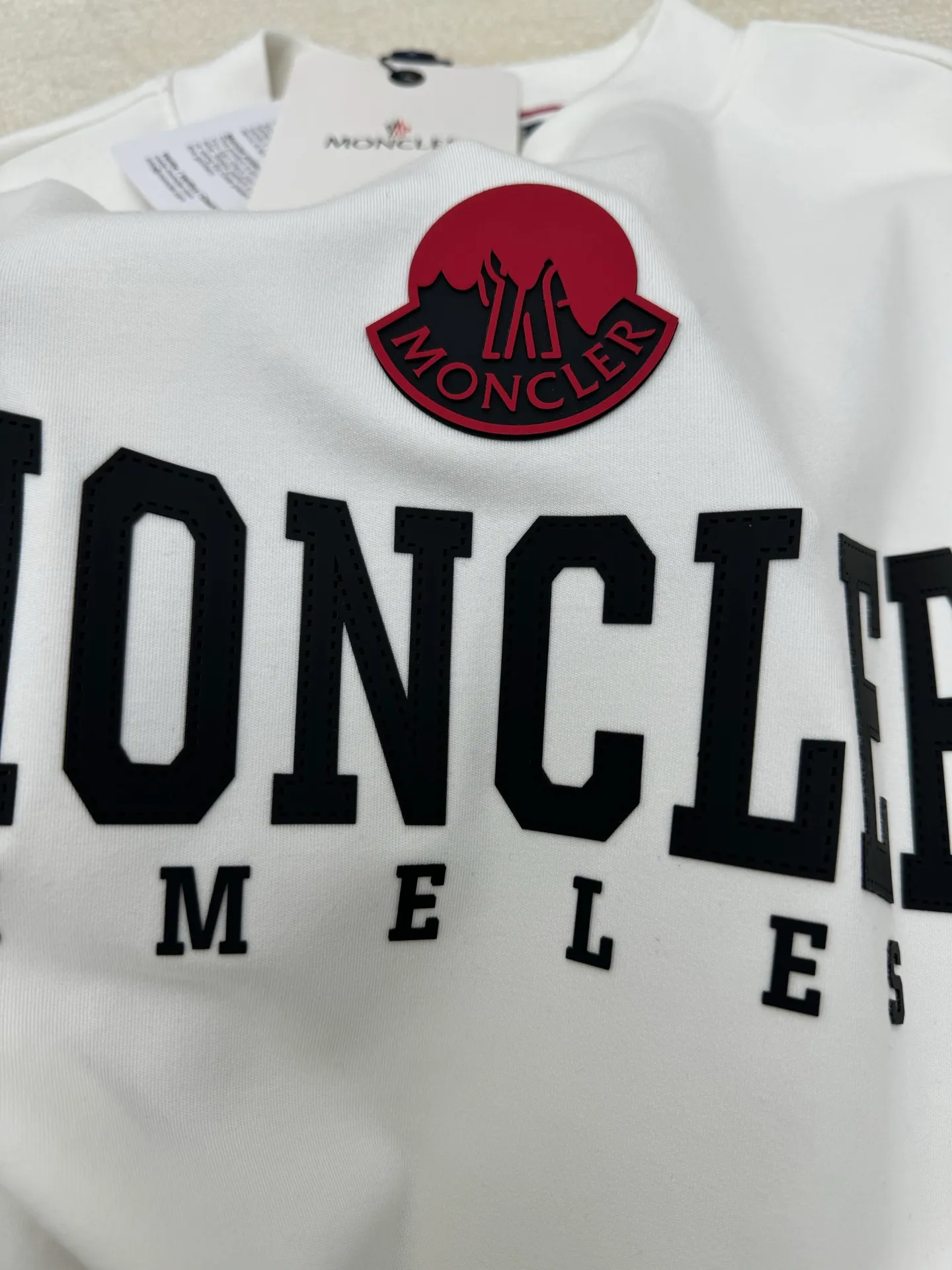 P310 Moncler high-neck plus velvet long-sleeved bottoming shirt for mouth. Soft fabric. Made of imported high-density double-sided stretch cotton fabric. Same style for men and women. Full details. Original pattern. Size: S M L XL 2XL. Color: black white.