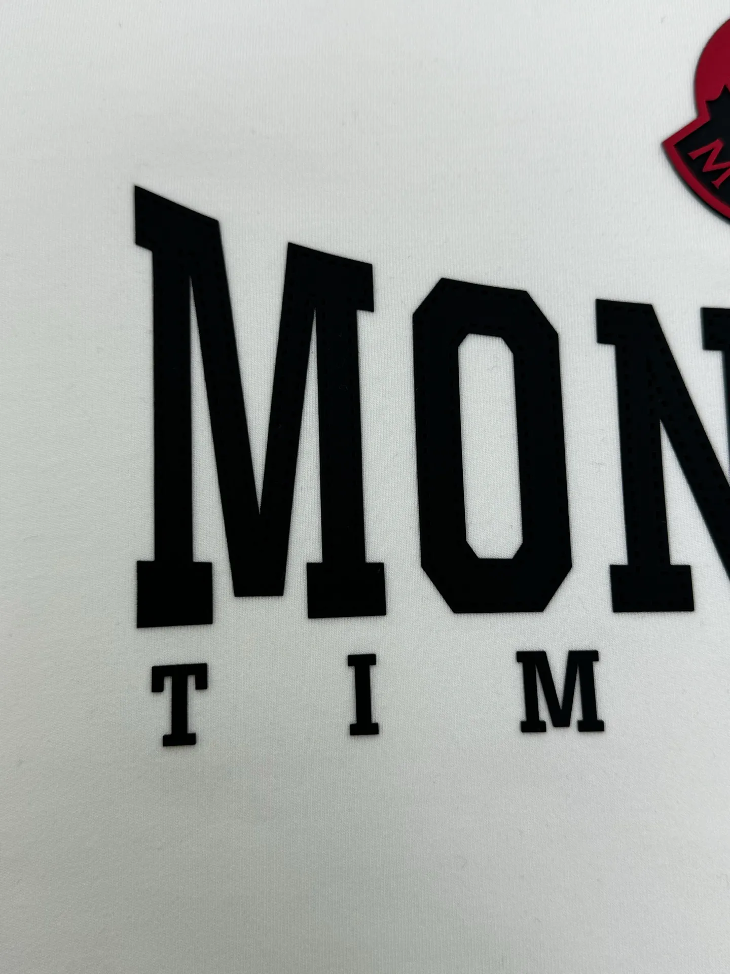 P310 Moncler high-neck plus velvet long-sleeved bottoming shirt for mouth. Soft fabric. Made of imported high-density double-sided stretch cotton fabric. Same style for men and women. Full details. Original pattern. Size: S M L XL 2XL. Color: black white.