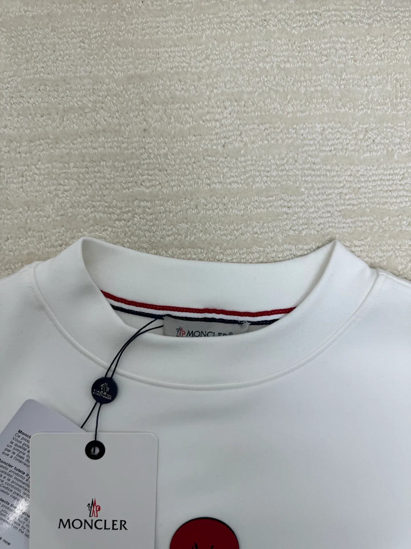 P310 Moncler high-neck plus velvet long-sleeved bottoming shirt for mouth. Soft fabric. Made of imported high-density double-sided stretch cotton fabric. Same style for men and women. Full details. Original pattern. Size: S M L XL 2XL. Color: black white.