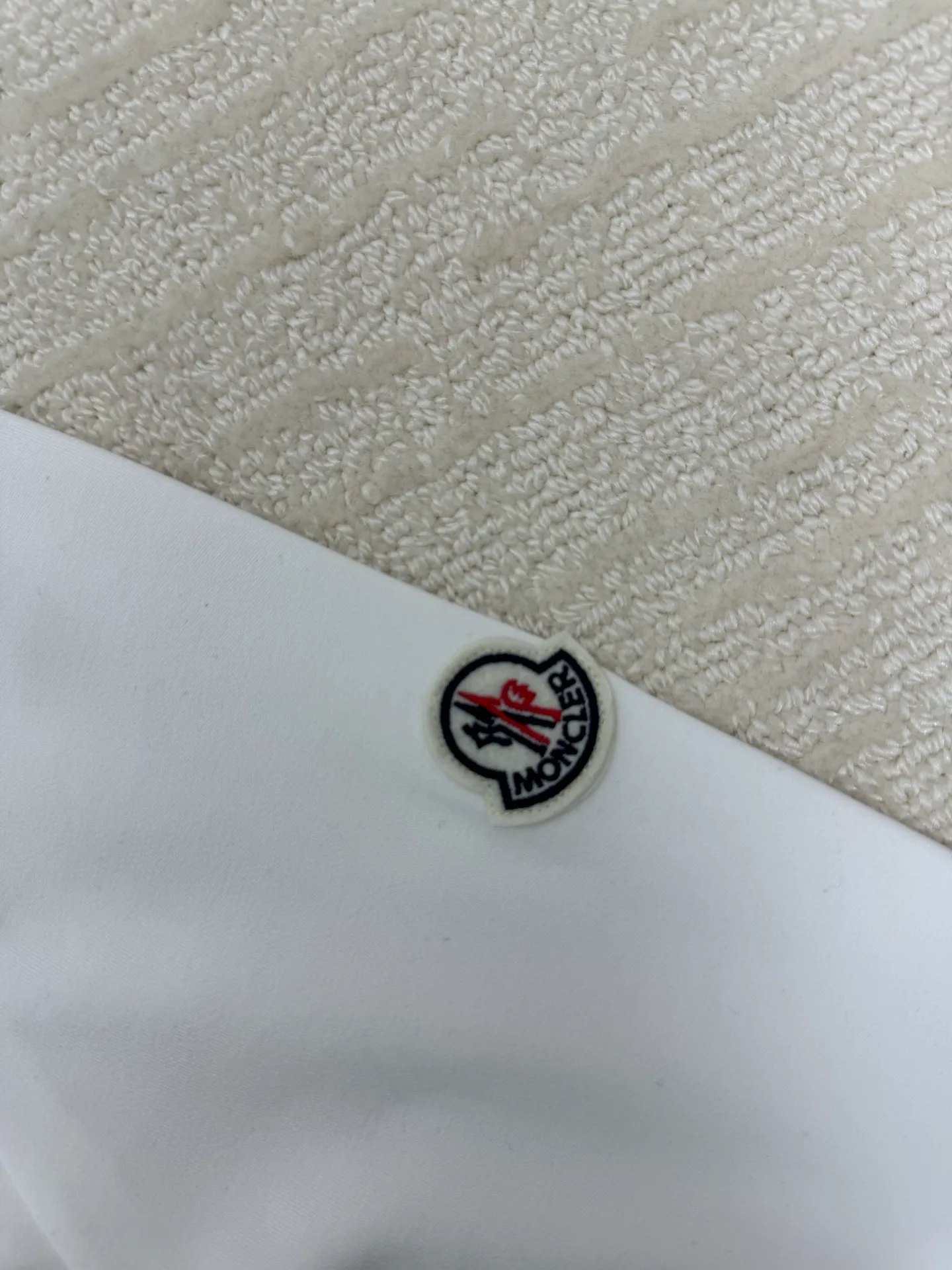 P310 Moncler high-neck plus velvet long-sleeved bottoming shirt for mouth. Soft fabric. Made of imported high-density double-sided stretch cotton fabric. Same style for men and women. Full details. Original pattern. Size: S M L XL 2XL. Color: black white.