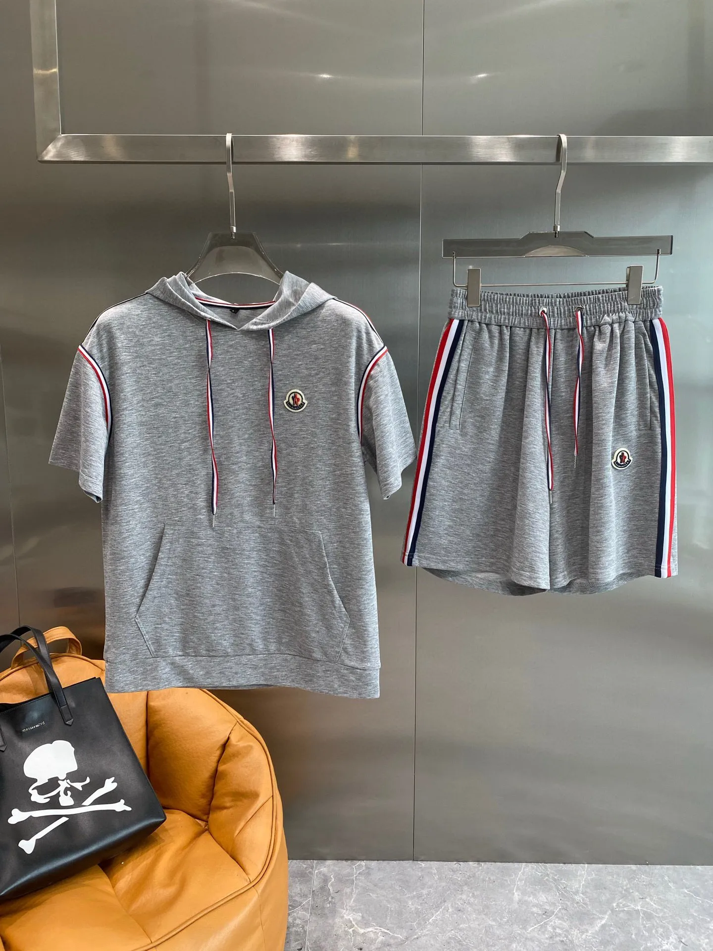 P560 Brand [MONCLER Mouth Covered] 2025 round neck short-sleeved shorts suit. The pure cotton fabric upper body will not be stuffy, the smooth and comfortable skin-friendly effect is more breathable, the fabric has its own texture, classic logo technology, a new interpretation from a unique angle, the first choice for fashion and versatility! Size: M-3XL (maximum wear: 190 pounds)