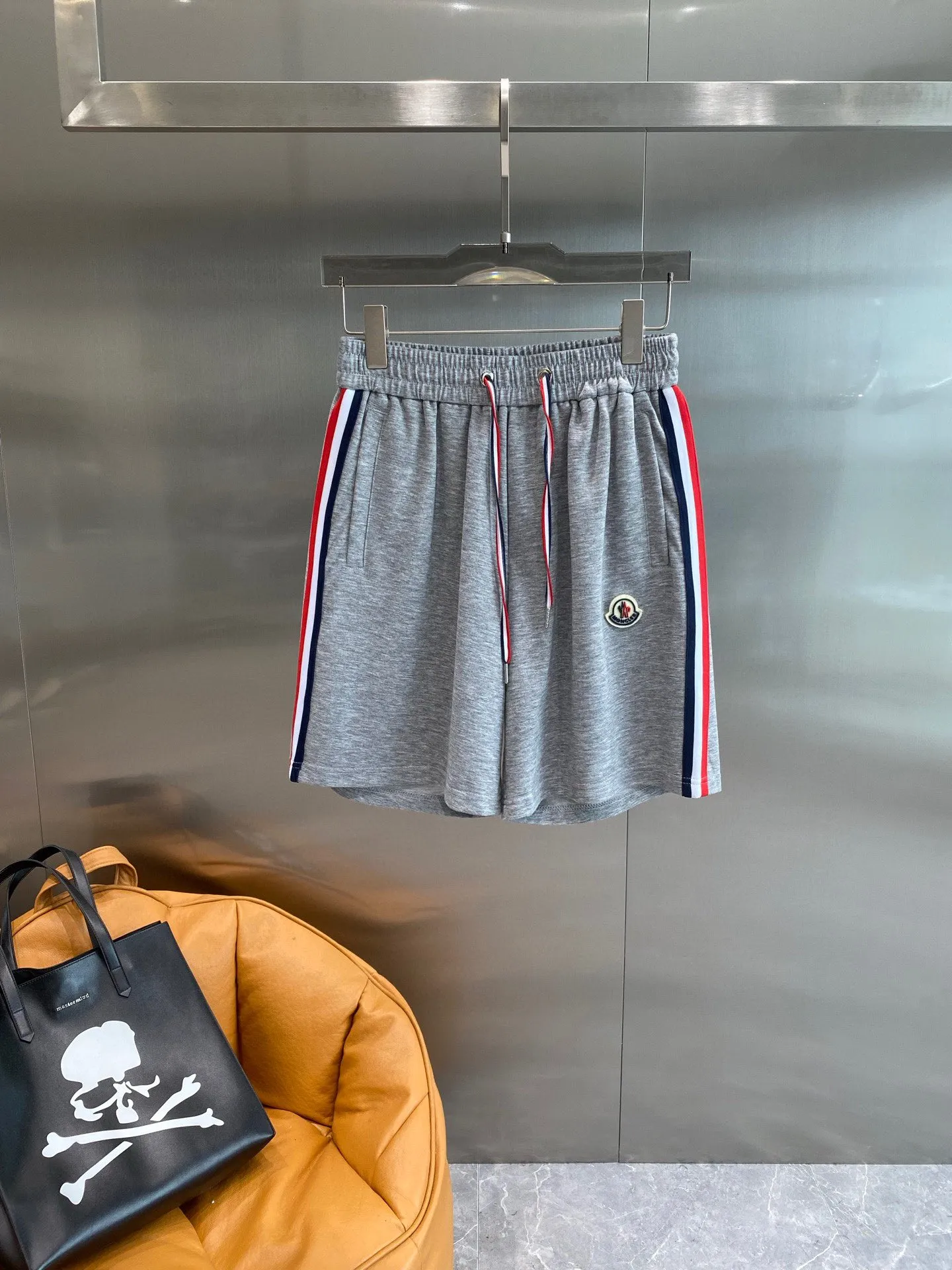 P560 Brand [MONCLER Mouth Covered] 2025 round neck short-sleeved shorts suit. The pure cotton fabric upper body will not be stuffy, the smooth and comfortable skin-friendly effect is more breathable, the fabric has its own texture, classic logo technology, a new interpretation from a unique angle, the first choice for fashion and versatility! Size: M-3XL (maximum wear: 190 pounds)